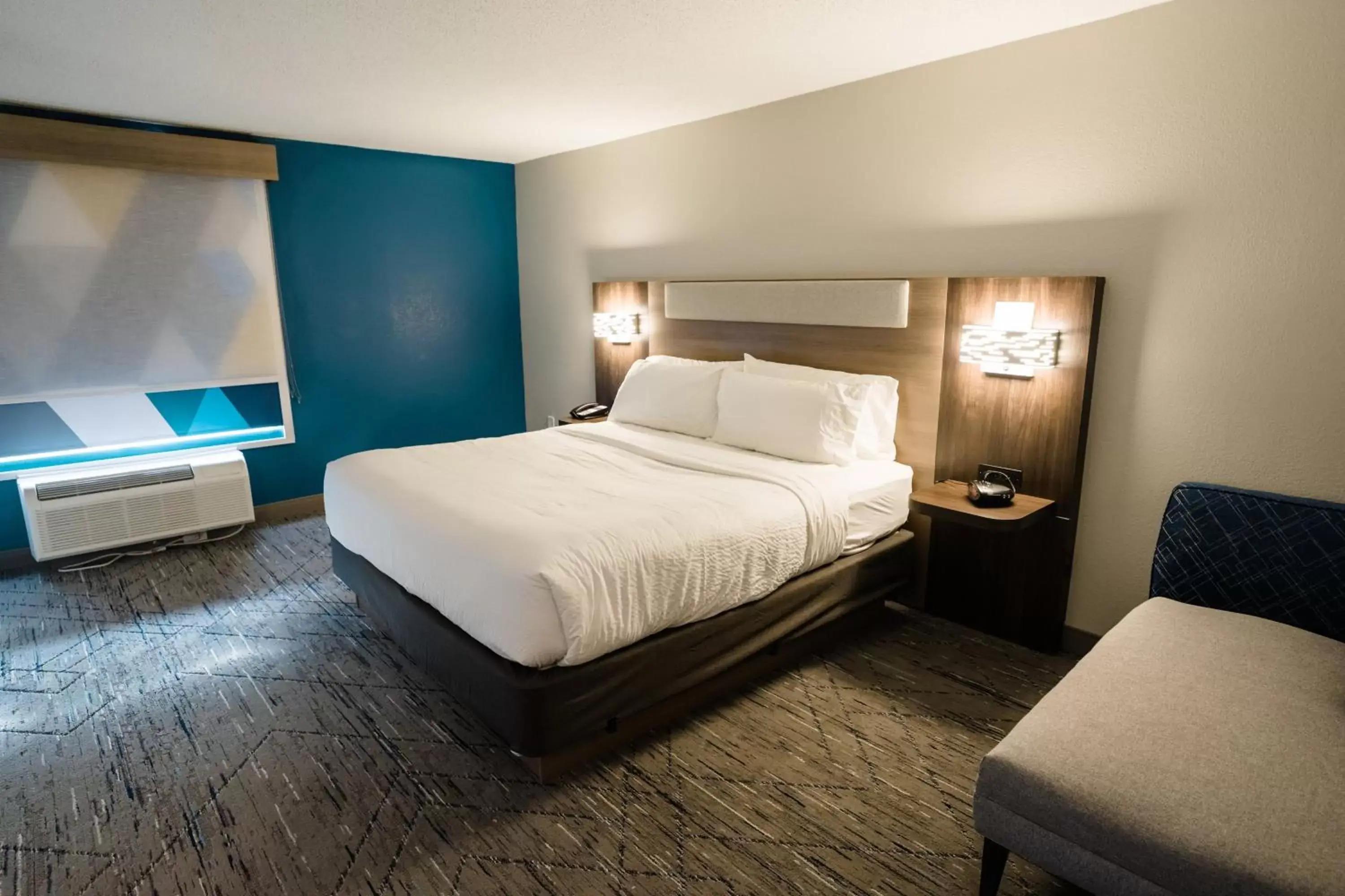 Photo of the whole room, Bed in Holiday Inn Express Hotel & Suites Knoxville-North-I-75 Exit 112, an IHG Hotel