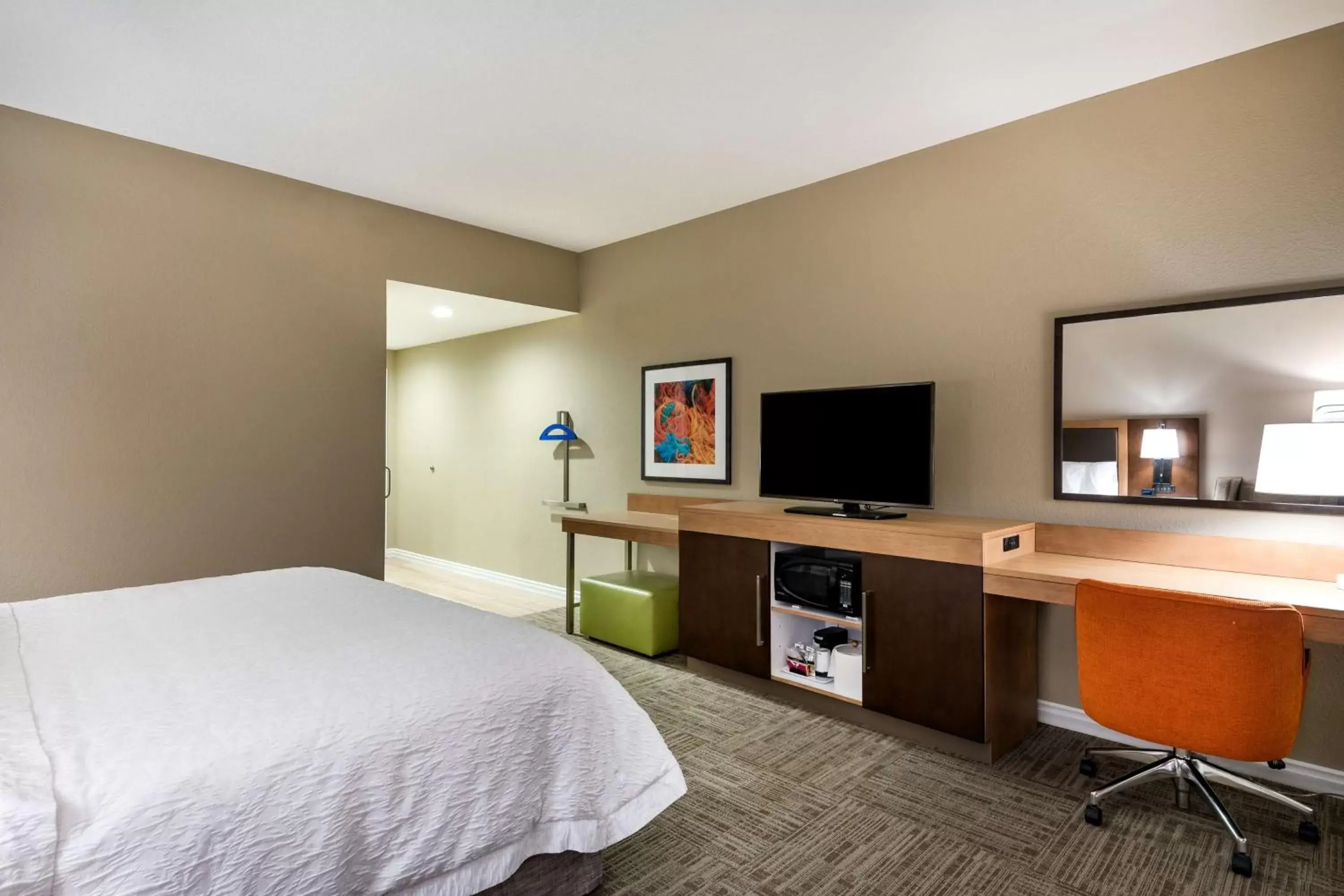 Bedroom, TV/Entertainment Center in Hampton Inn & Suites West Melbourne-Palm Bay Road