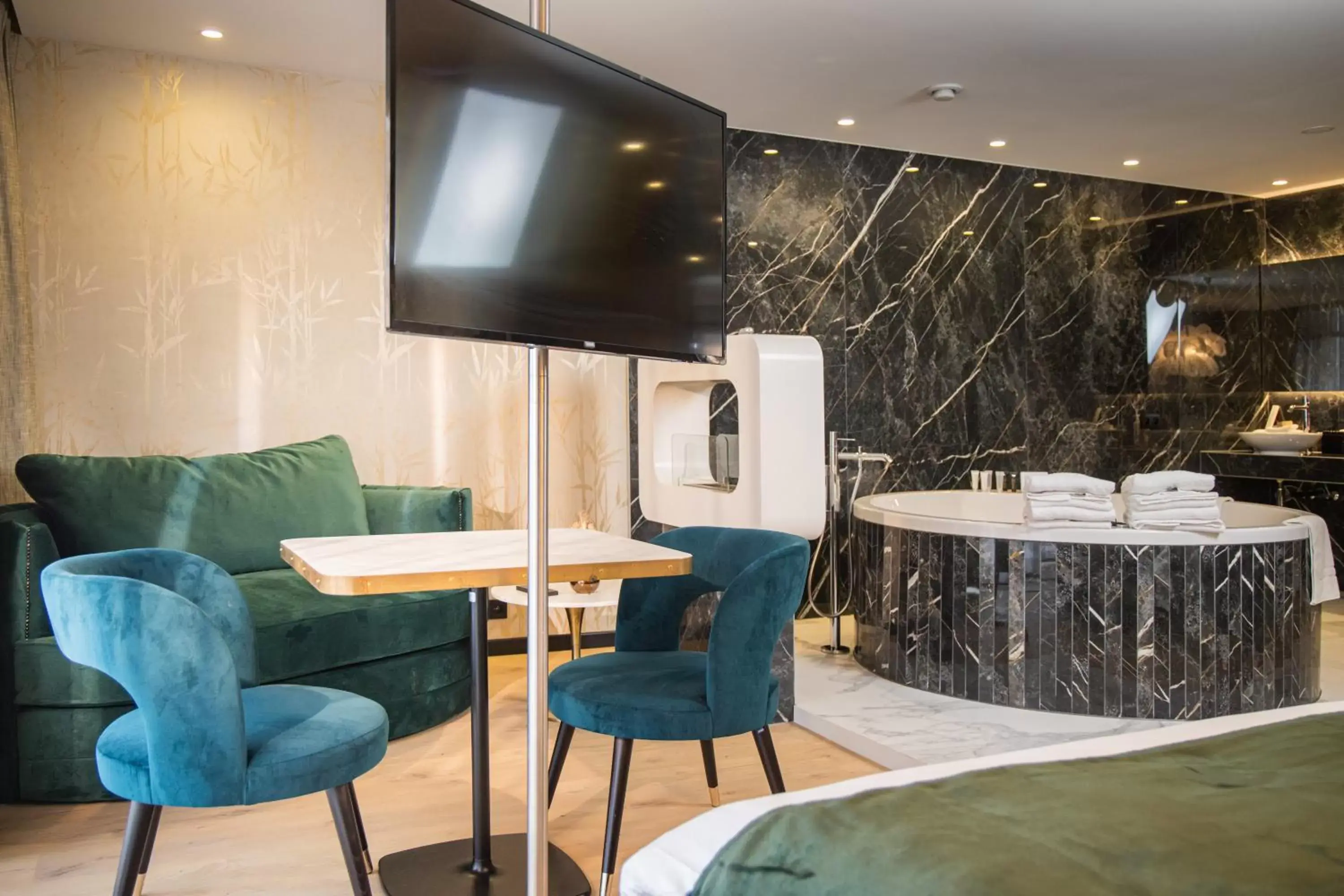 Bathroom, TV/Entertainment Center in Van der Valk Hotel Beveren