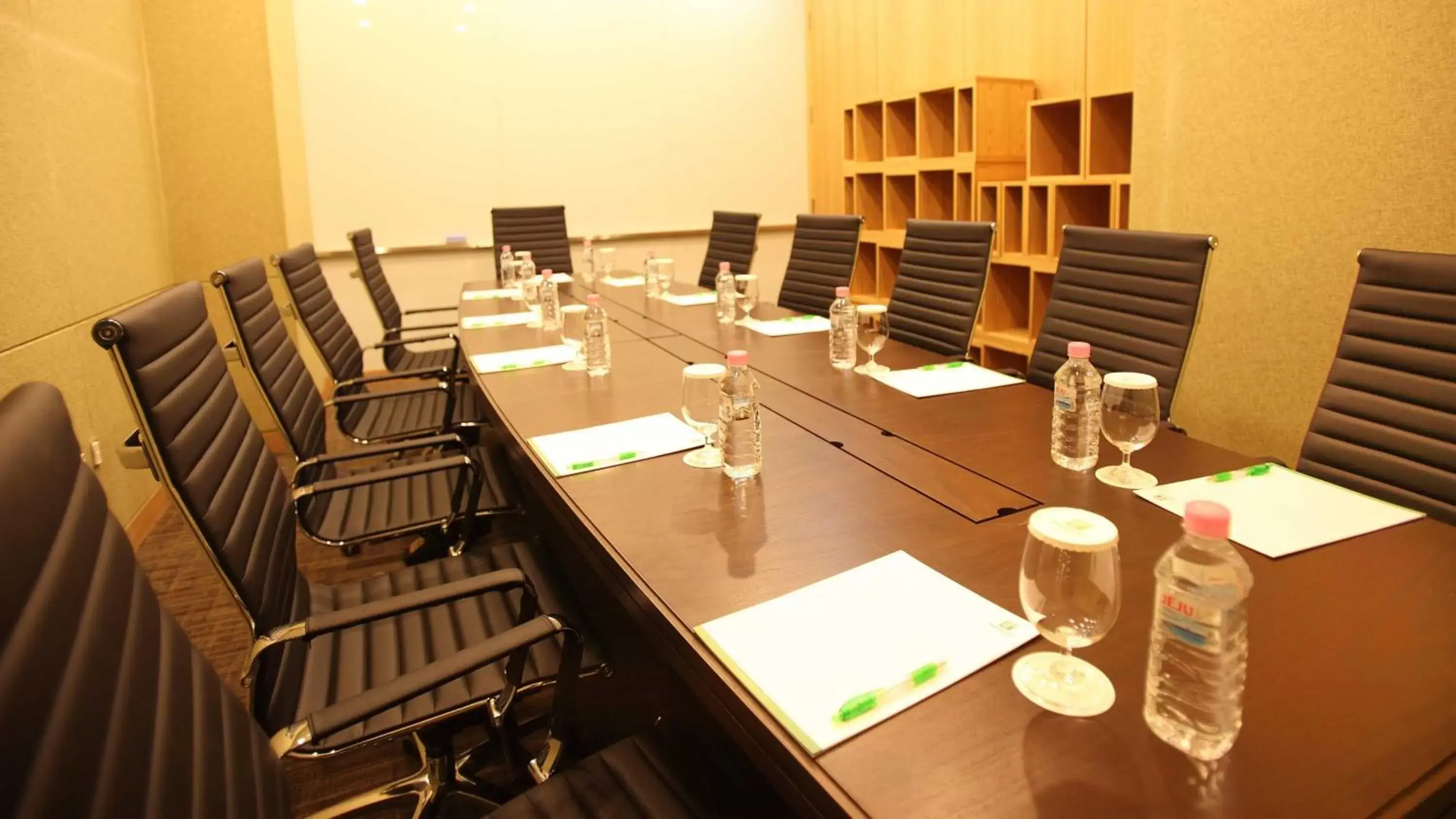 Meeting/conference room in Holiday Inn Gwangju, an IHG Hotel