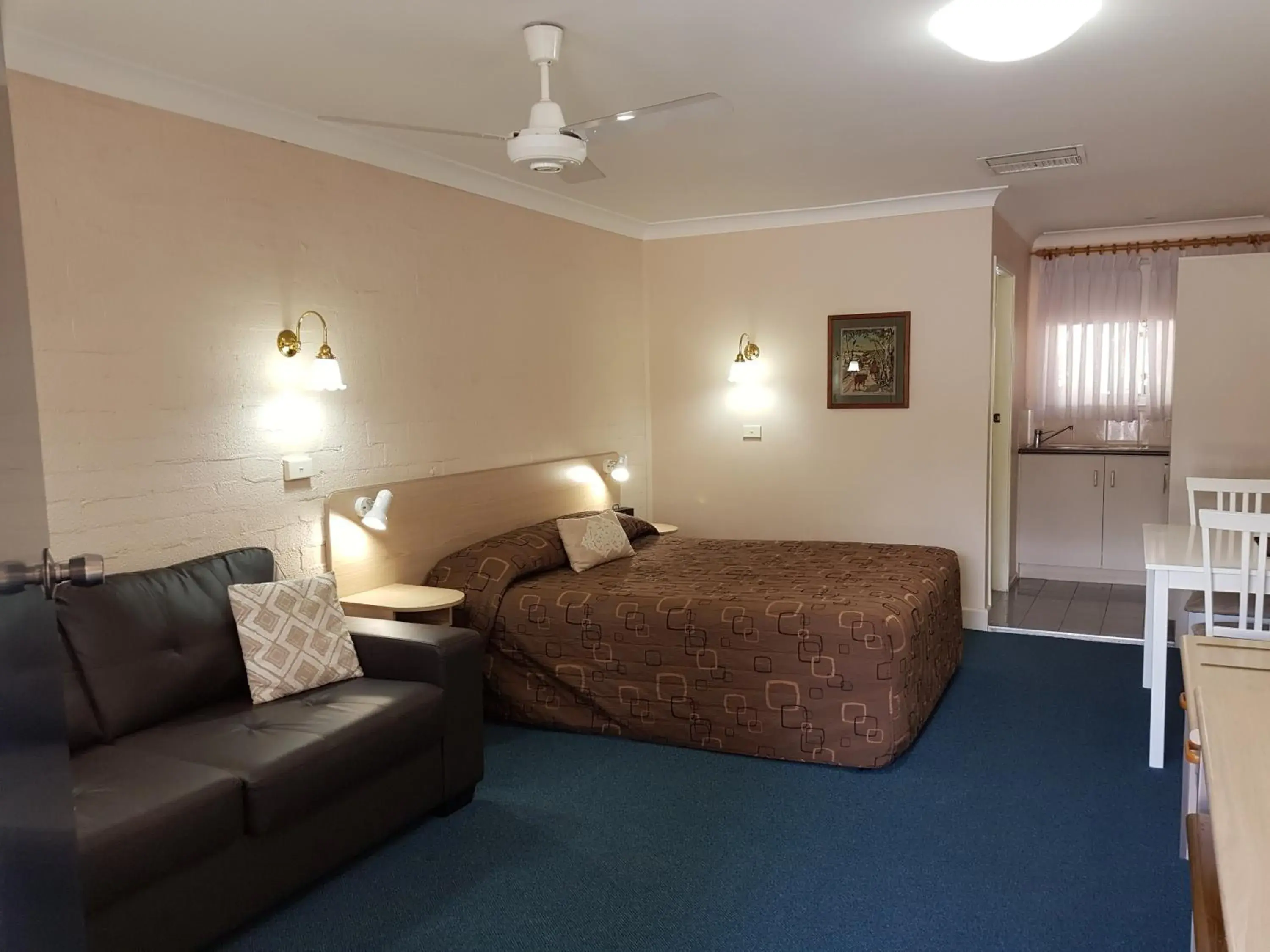 Photo of the whole room, Bed in Abraham Lincoln Motel