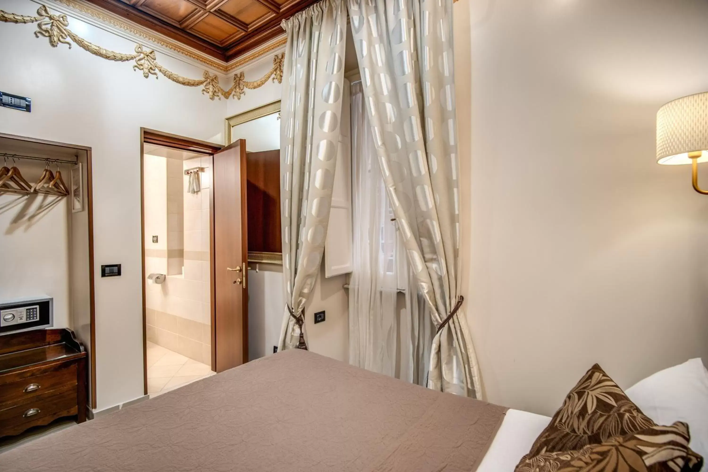 Bedroom, Bed in Matisse Royal
