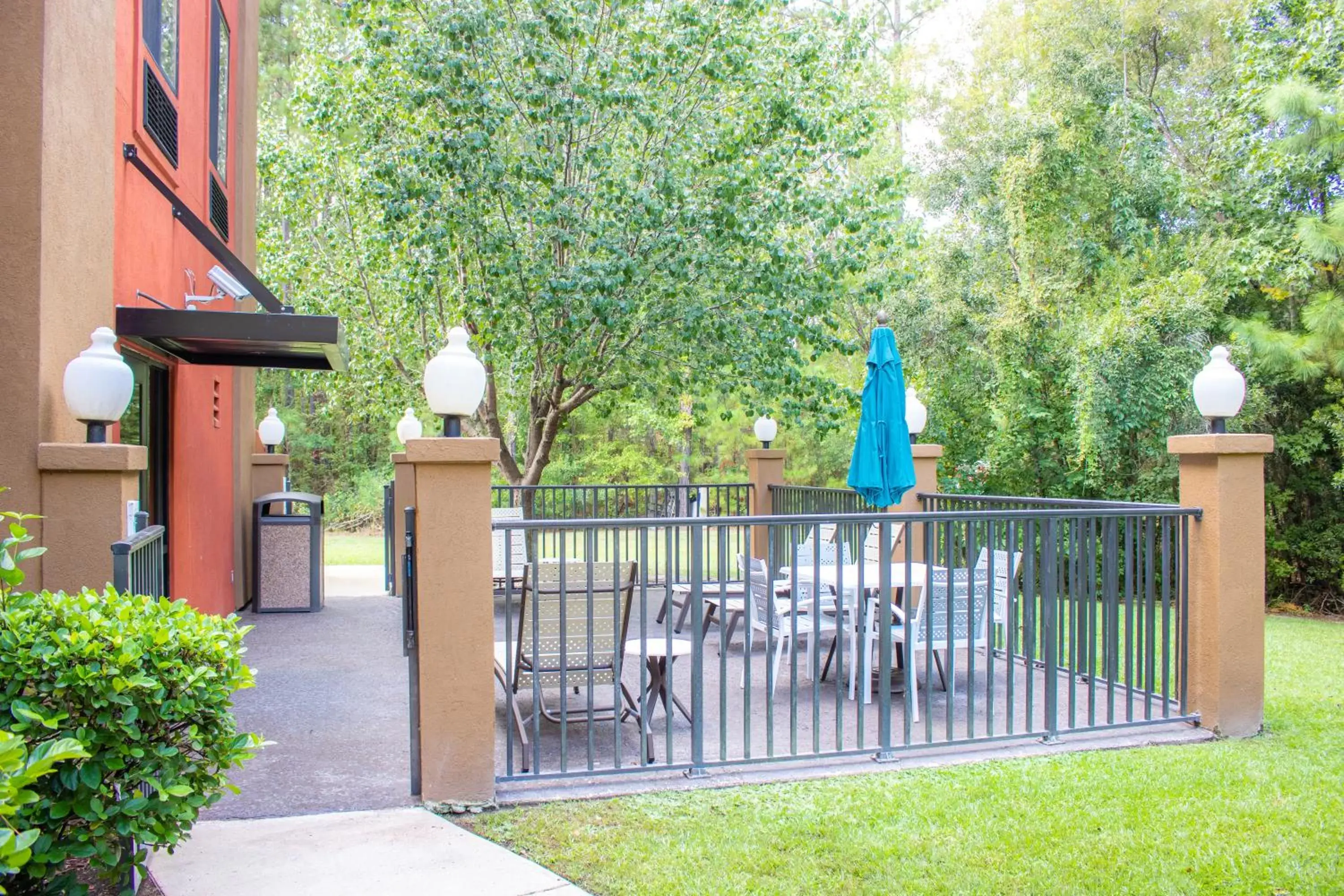 Patio in Best Western Plus Richmond Hill Inn