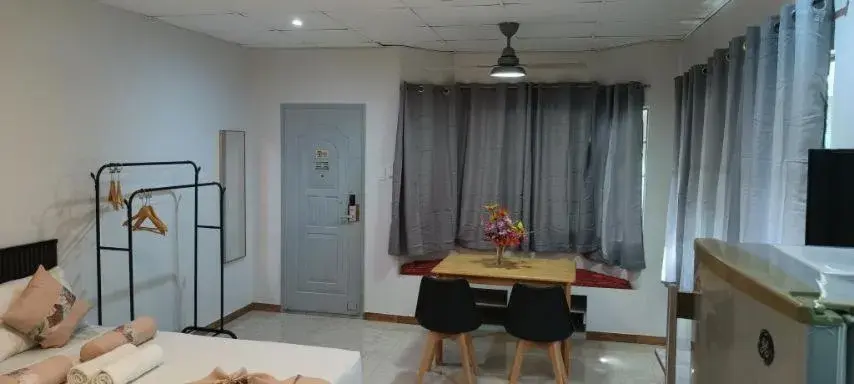 Dining Area in OYO 584 Grace Residence Hall