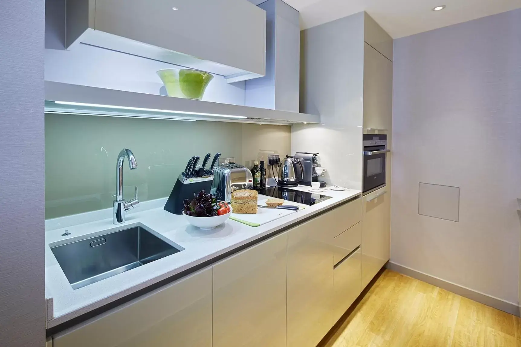 Coffee/tea facilities, Kitchen/Kitchenette in Cheval Three Quays at The Tower of London