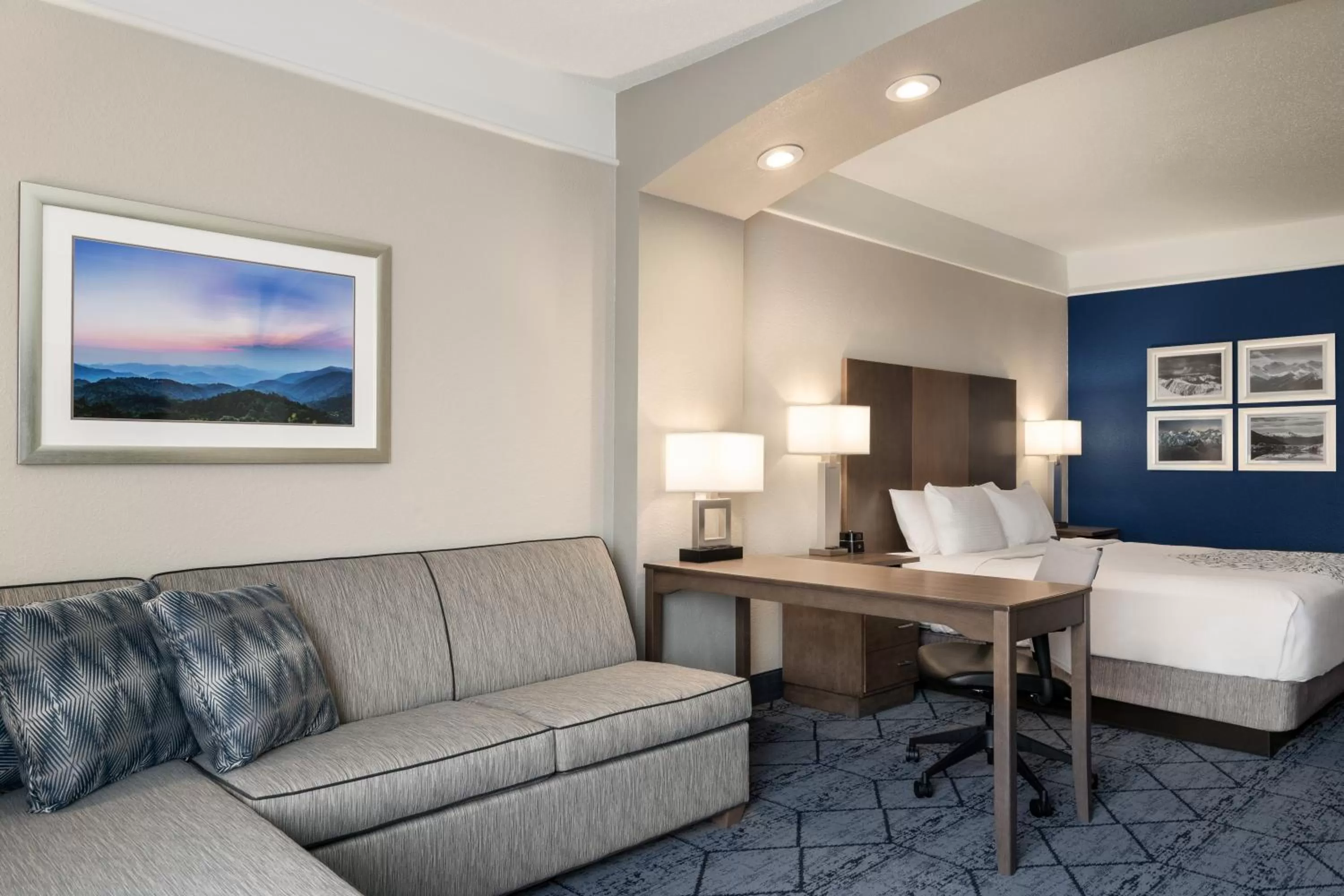 Communal lounge/ TV room in La Quinta Inn and Suites by Wyndham at WaTiki Waterpark