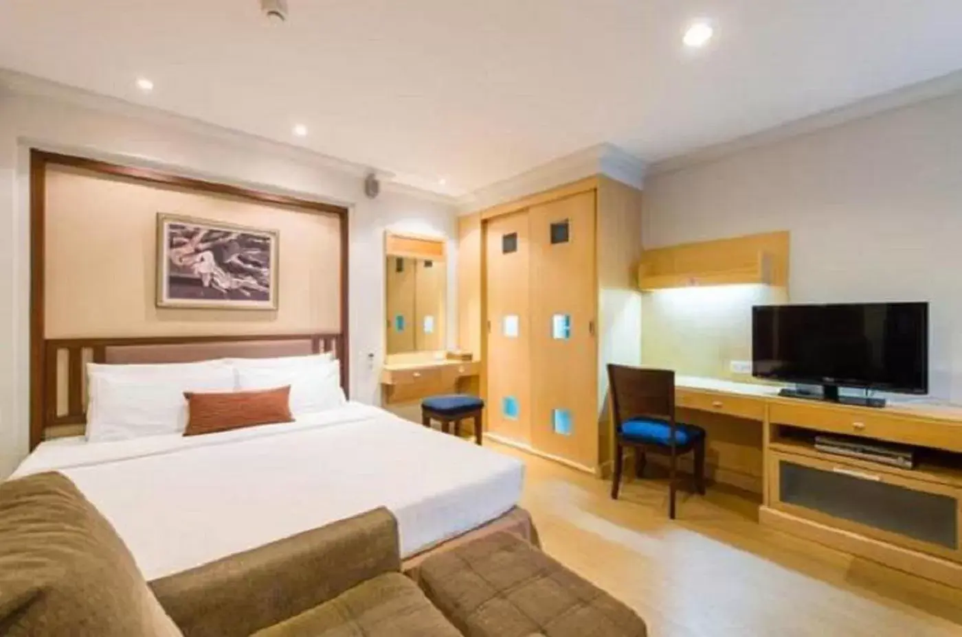 Bed in The Key Bangkok Hotel