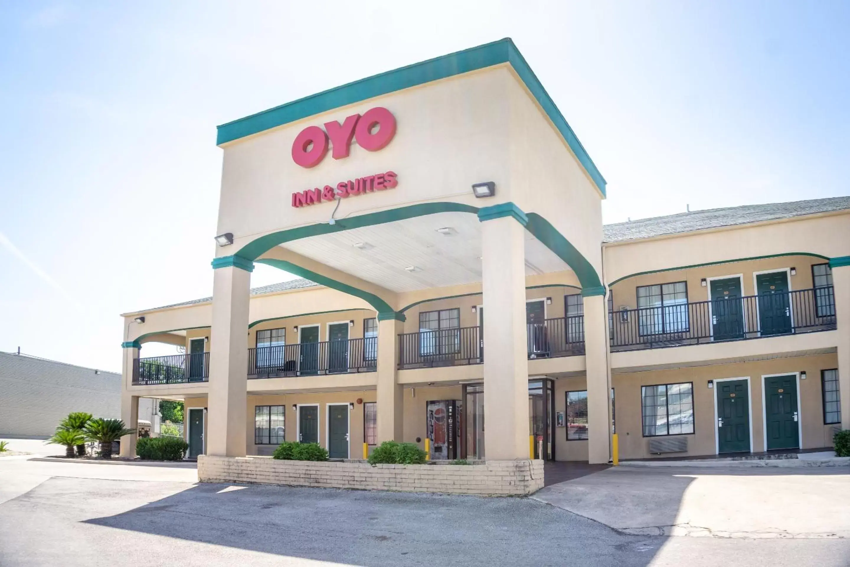 Facade/entrance, Property Building in OYO Inn & Suites Medical Center San Antonio