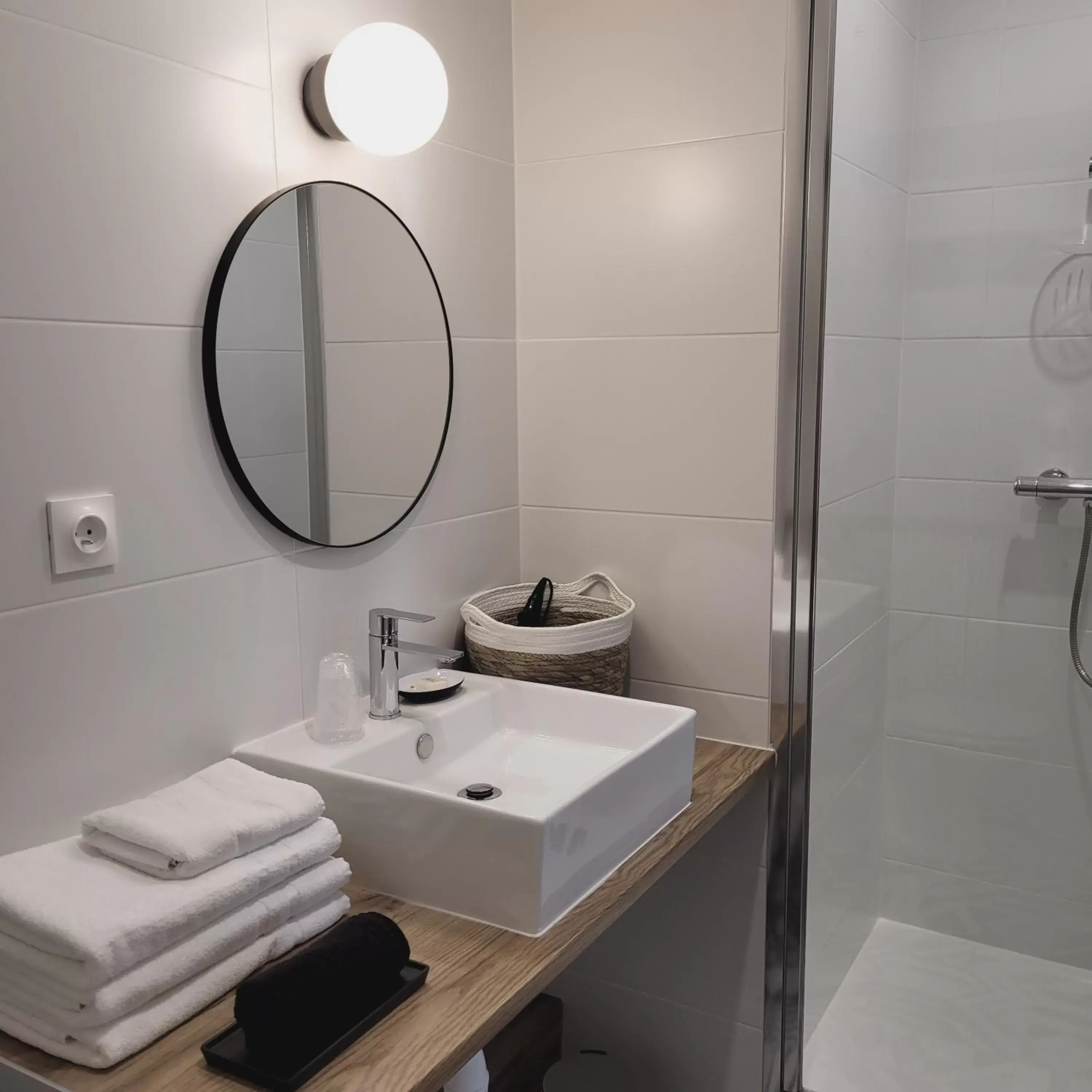 Shower, Bathroom in Hôtel Rive Sud