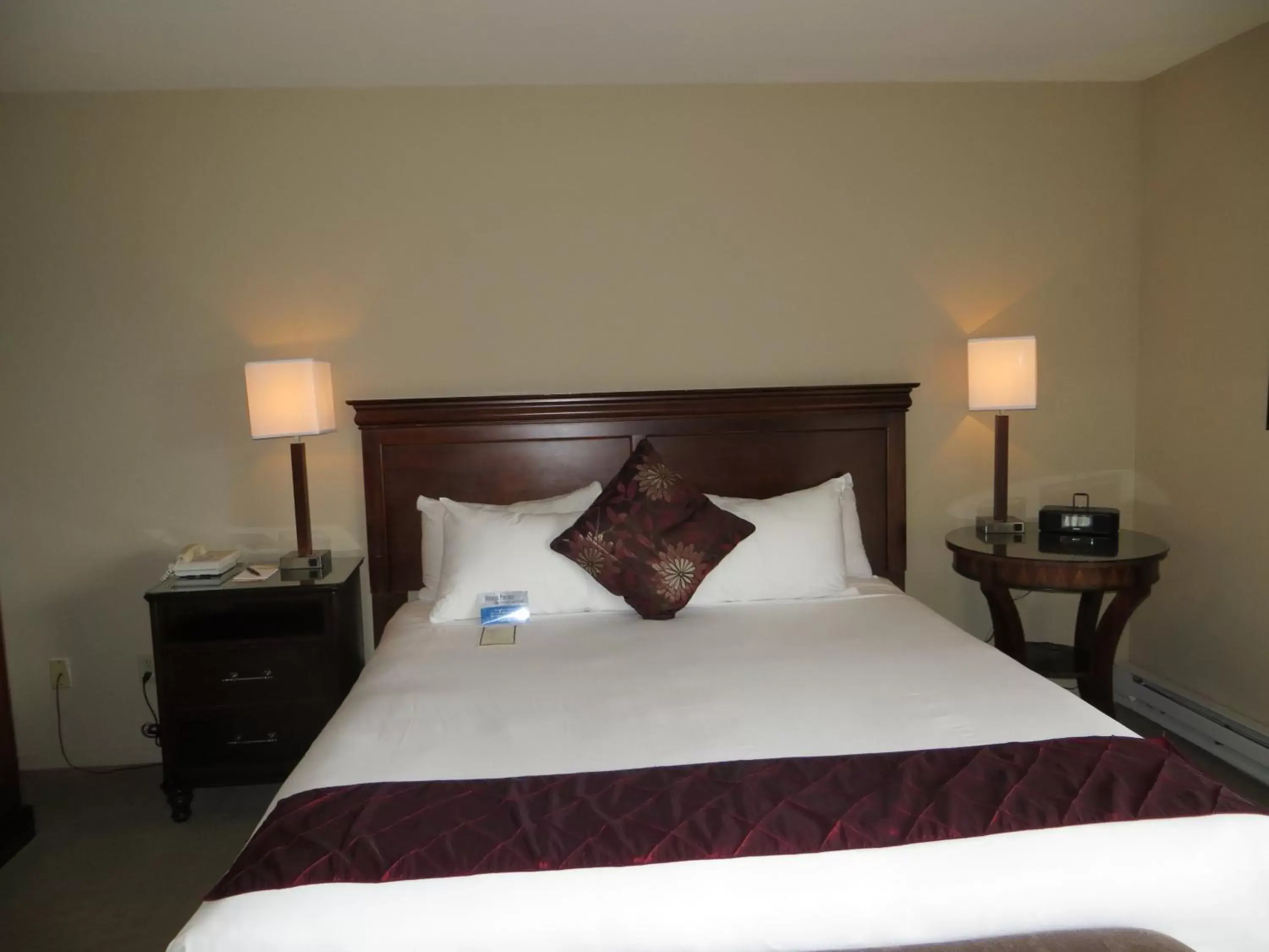 Photo of the whole room, Bed in Adobe Inn