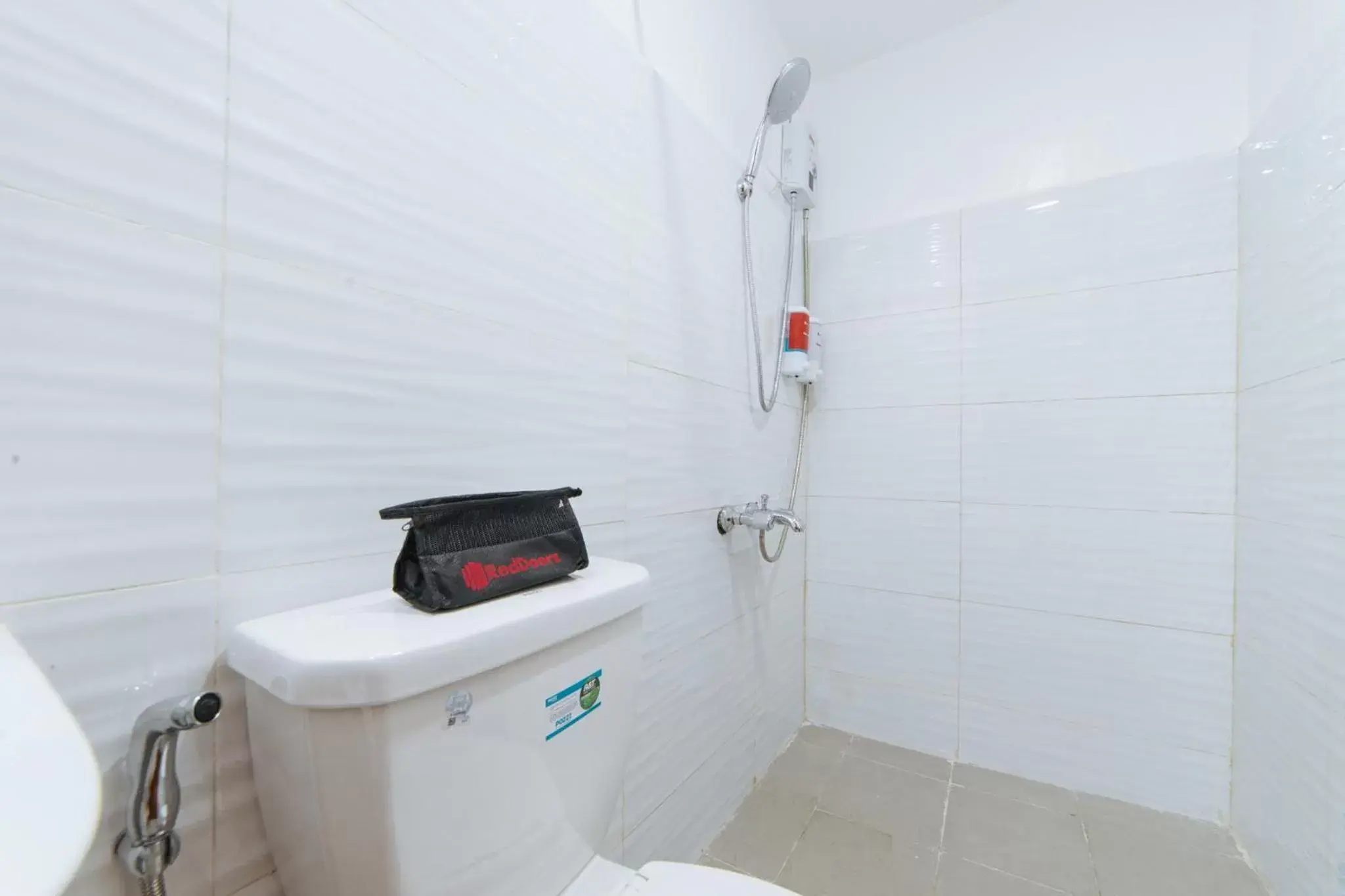 Bathroom in RedDoorz @ DBuilders Bangkal Makati