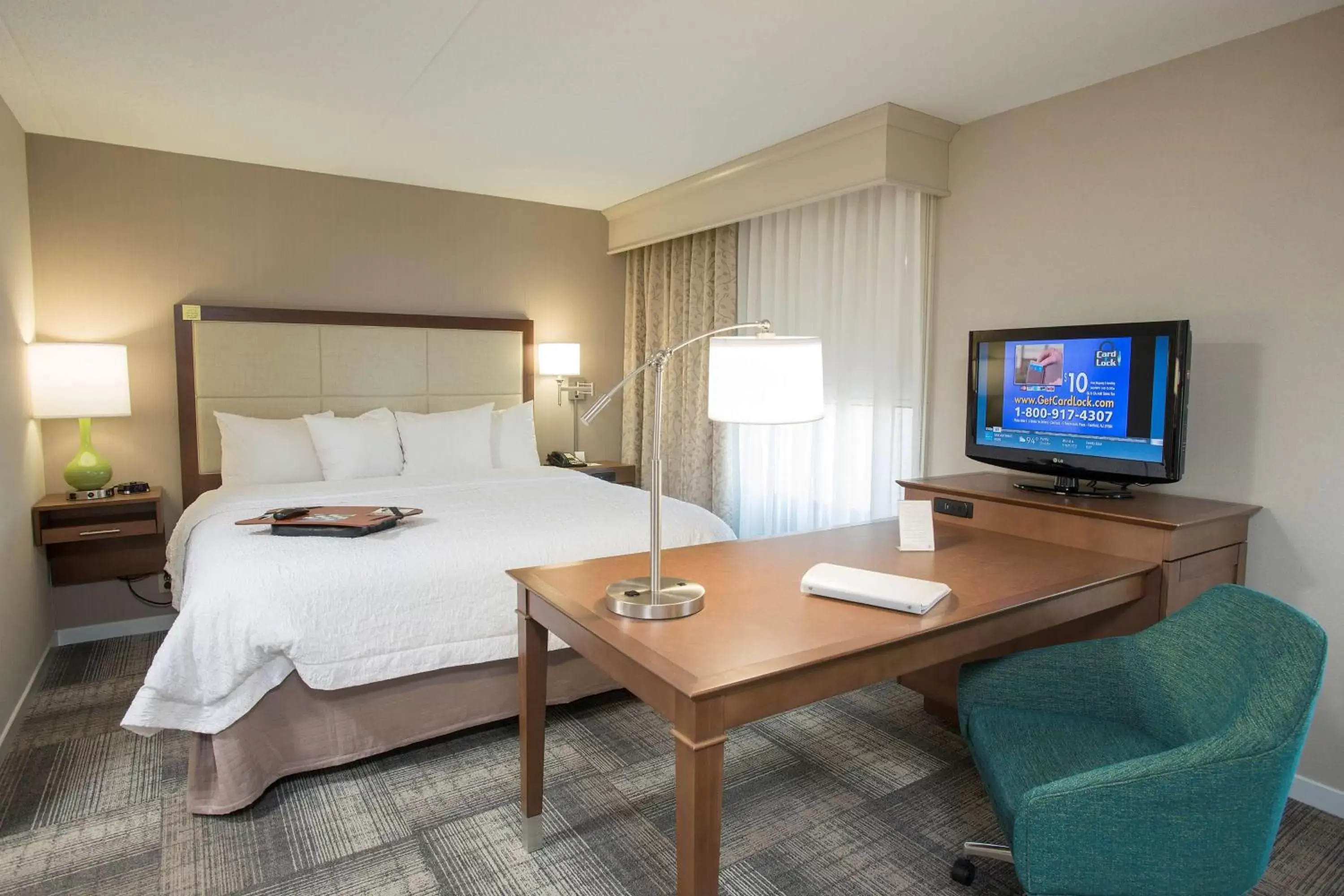 Bedroom, TV/Entertainment Center in Hampton Inn & Suites Cincinnati-Union Centre