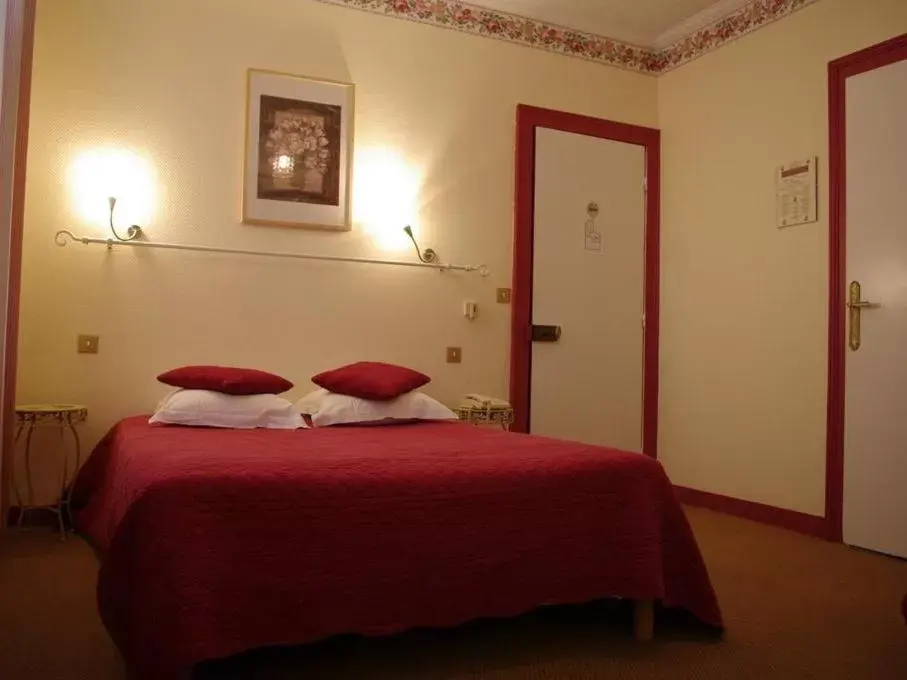 Bedroom in Hotel D'Angleterre