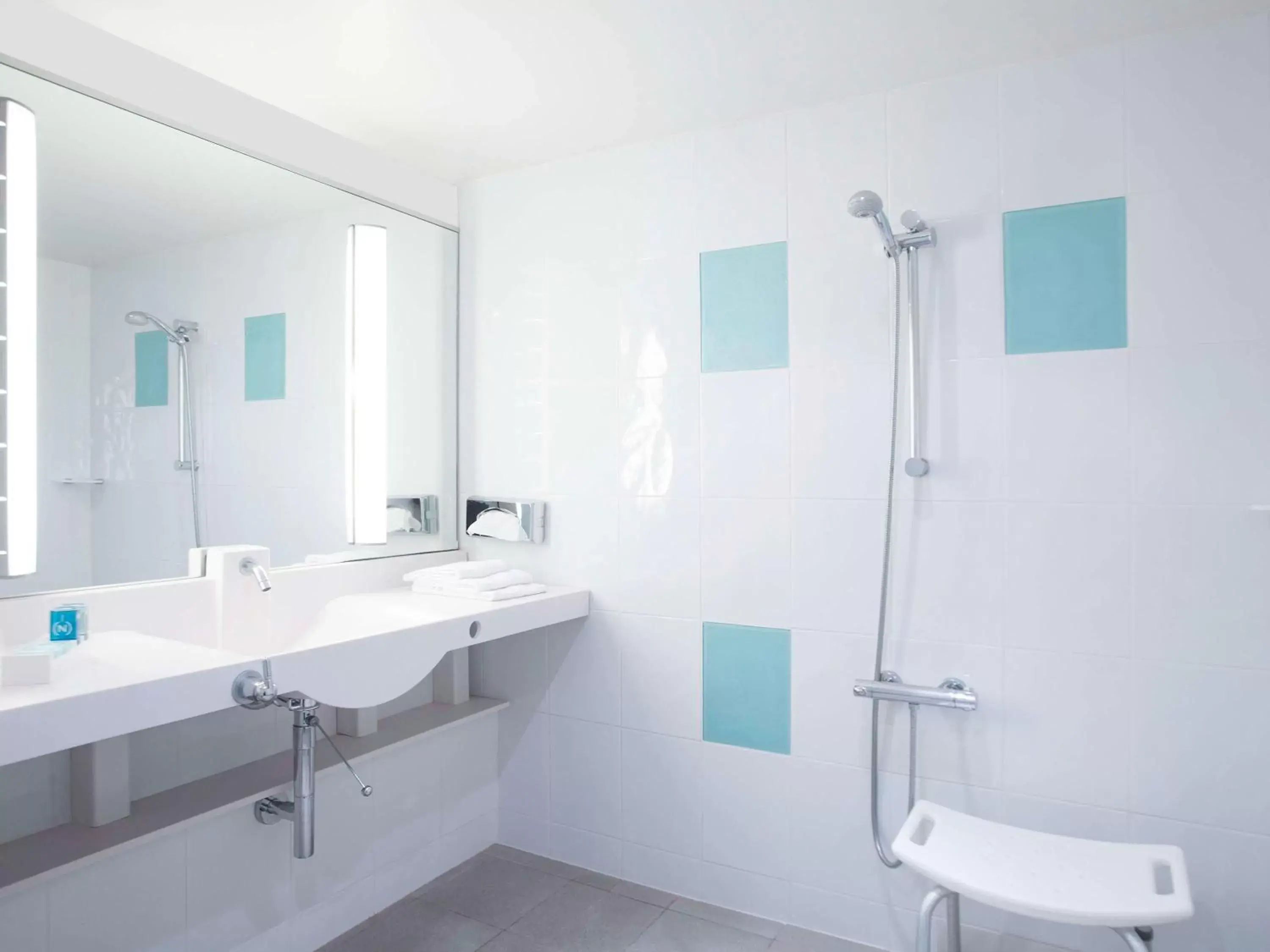 Bedroom, Bathroom in Novotel Amboise
