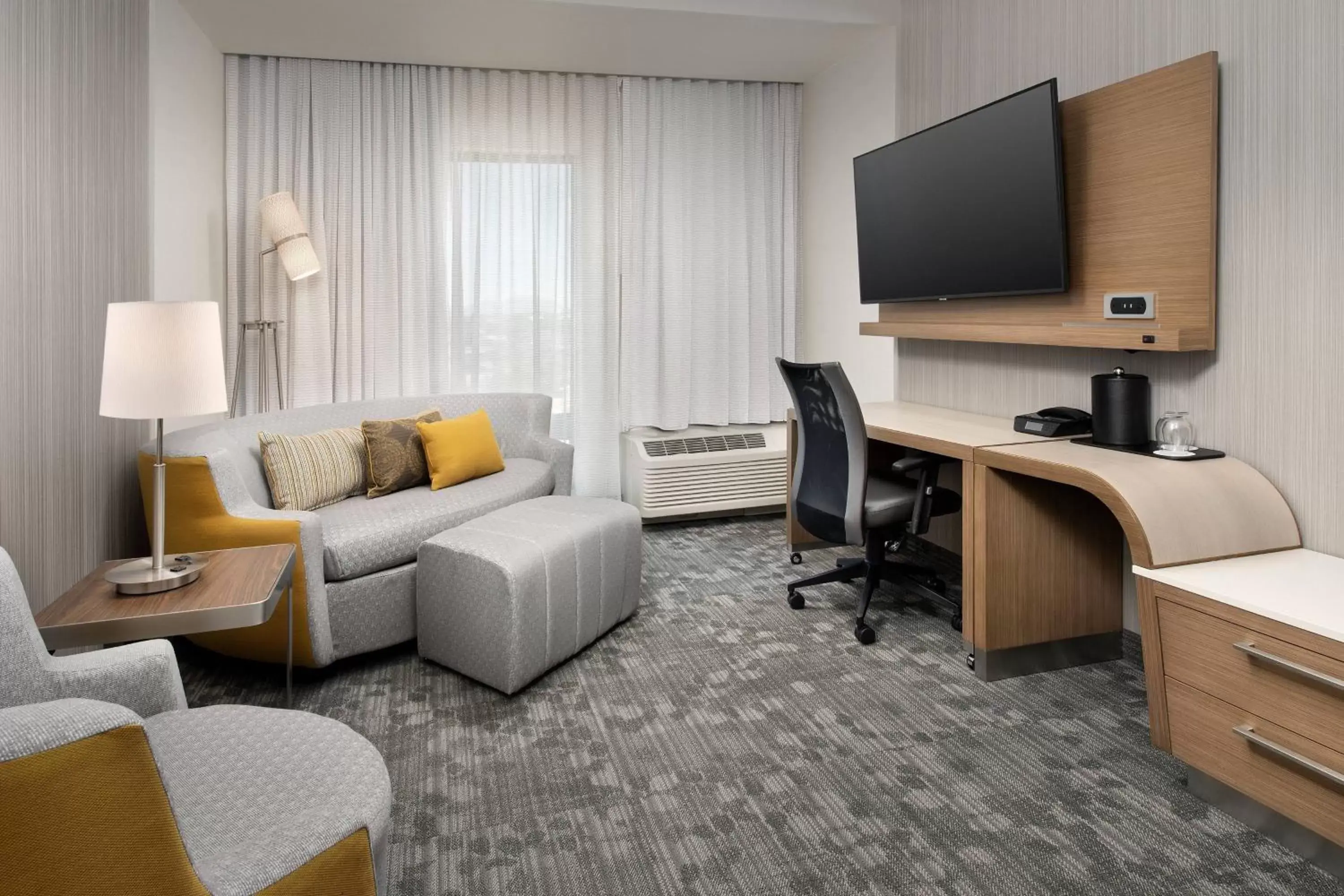 Living room, TV/Entertainment Center in Courtyard by Marriott Las Cruces at NMSU