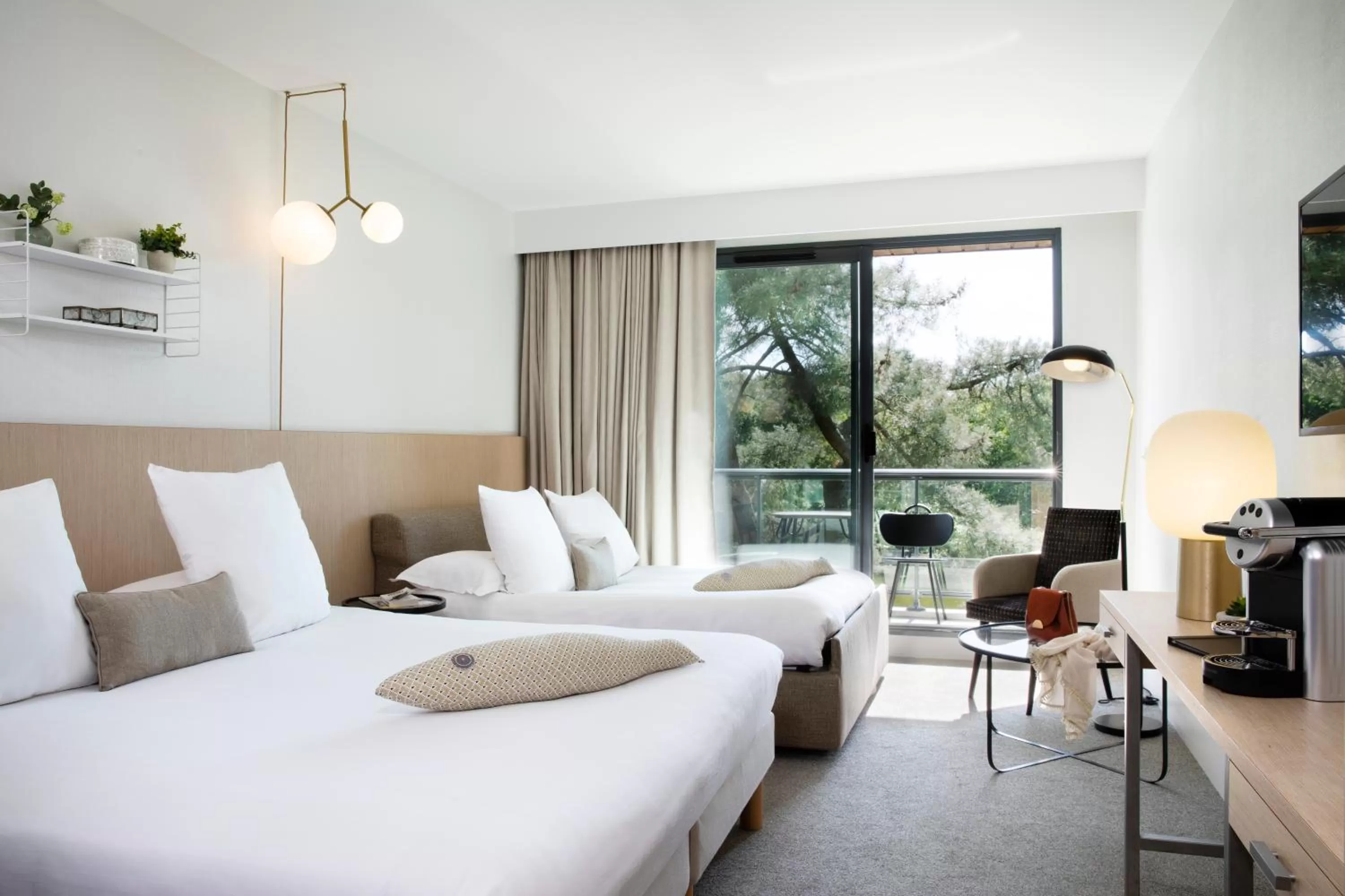 Balcony/Terrace, Bed in Best Western Plus Hotel les Rives du Ter