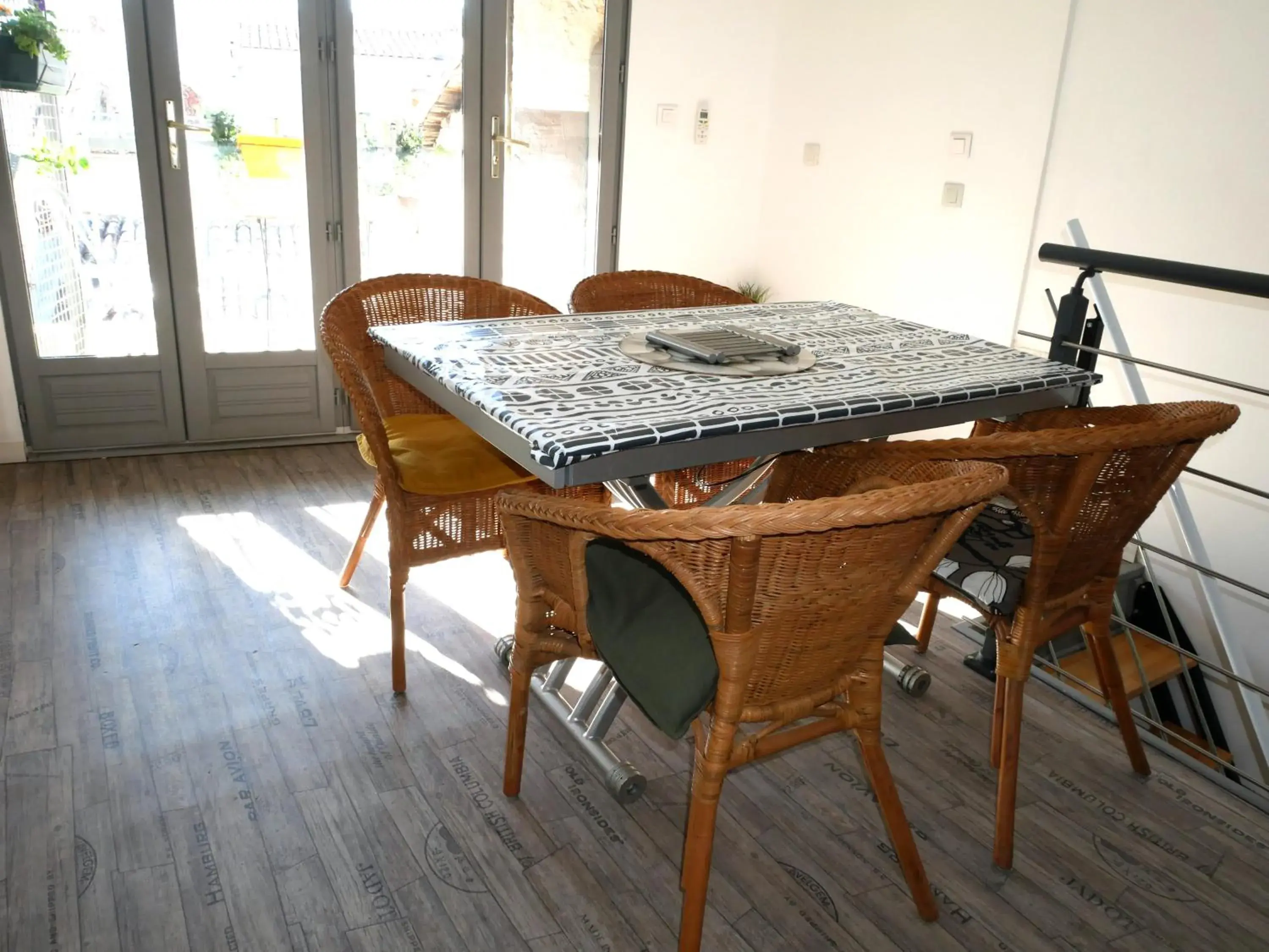 Dining Area in L'oriflamme