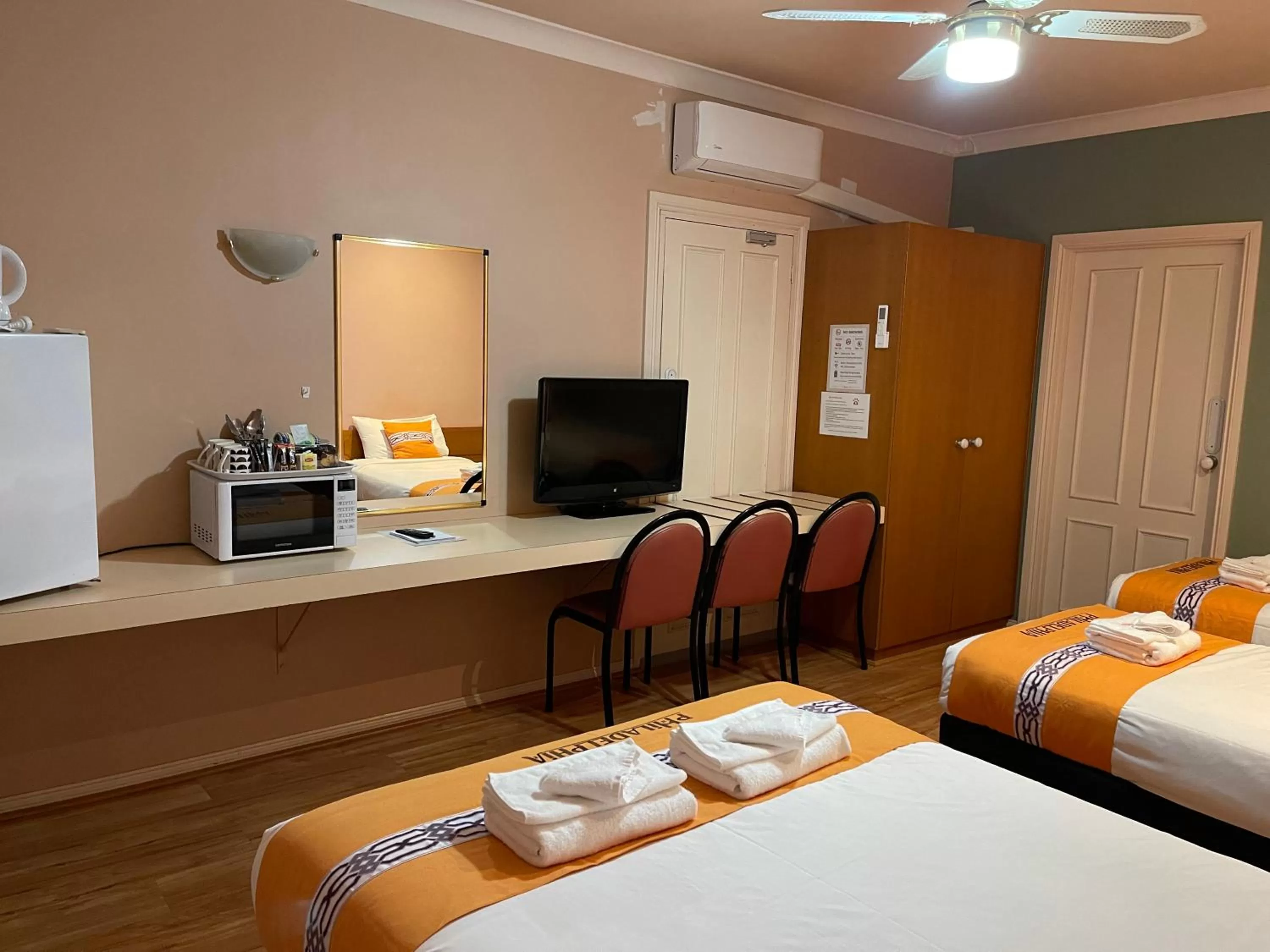 Photo of the whole room, Bed in Philadelphia Motor Inn