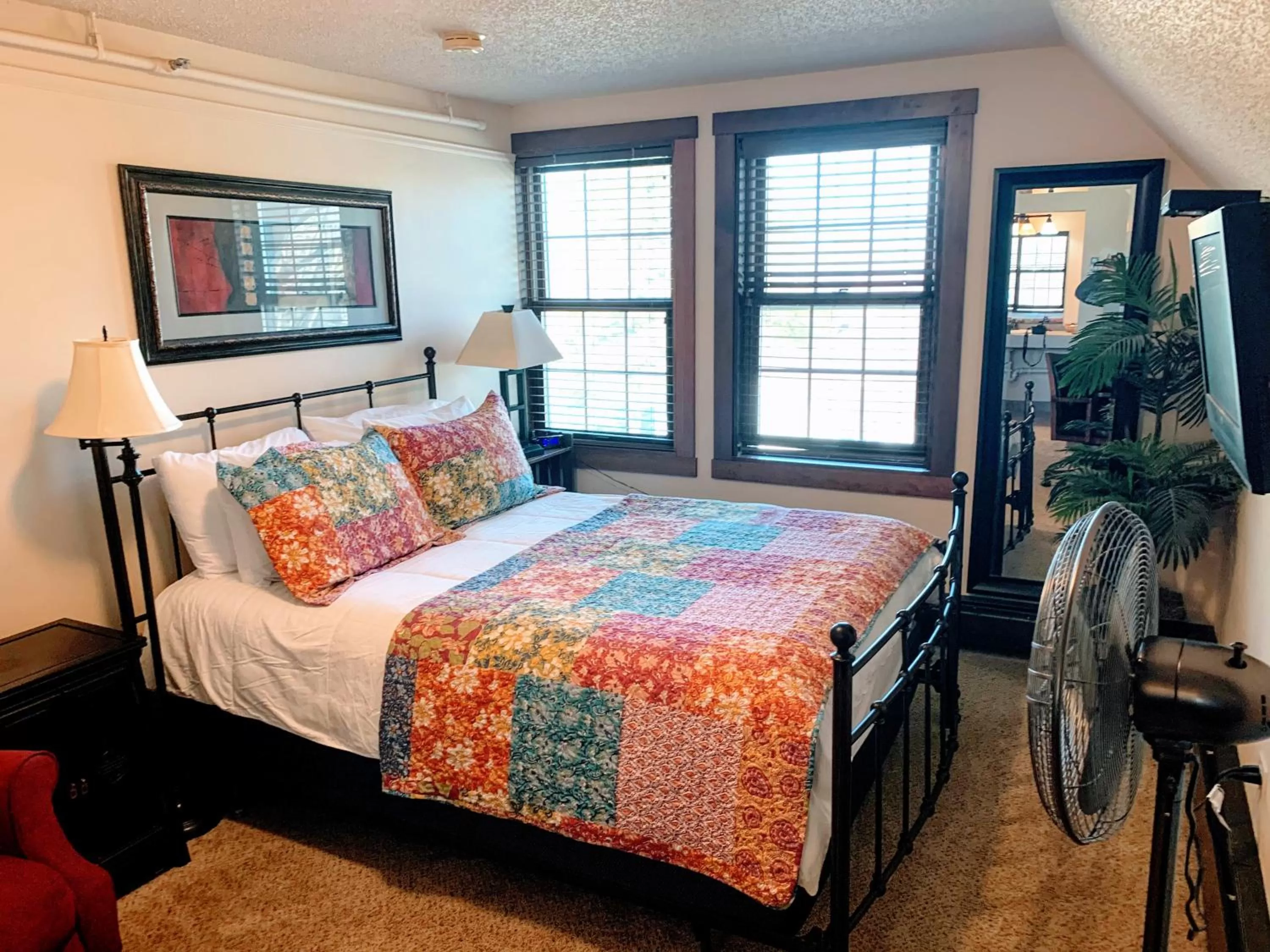 Bed in Iowa House Historic Inn