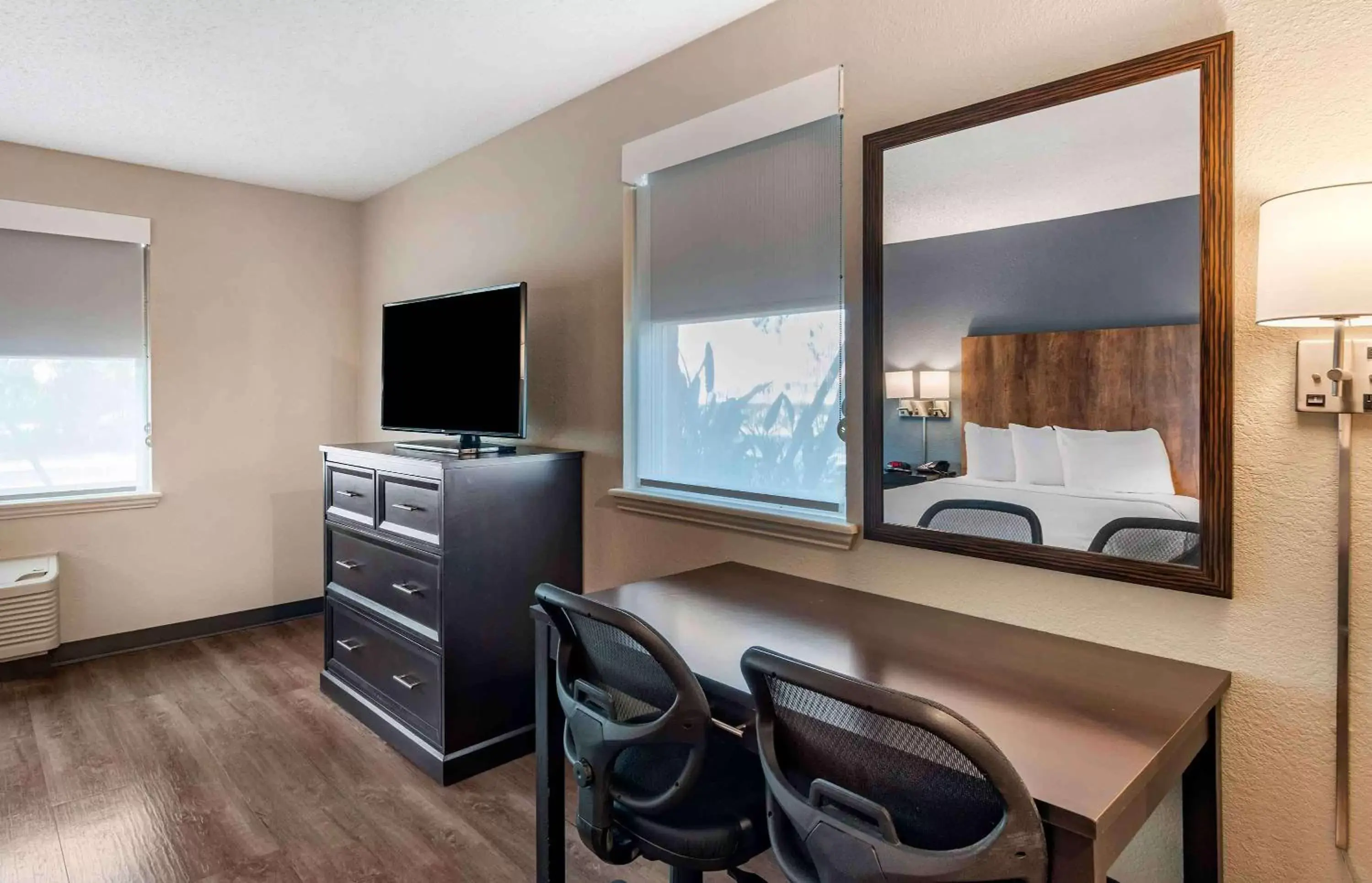 Bedroom, TV/Entertainment Center in Extended Stay America Suites - Fort Lauderdale - Plantation