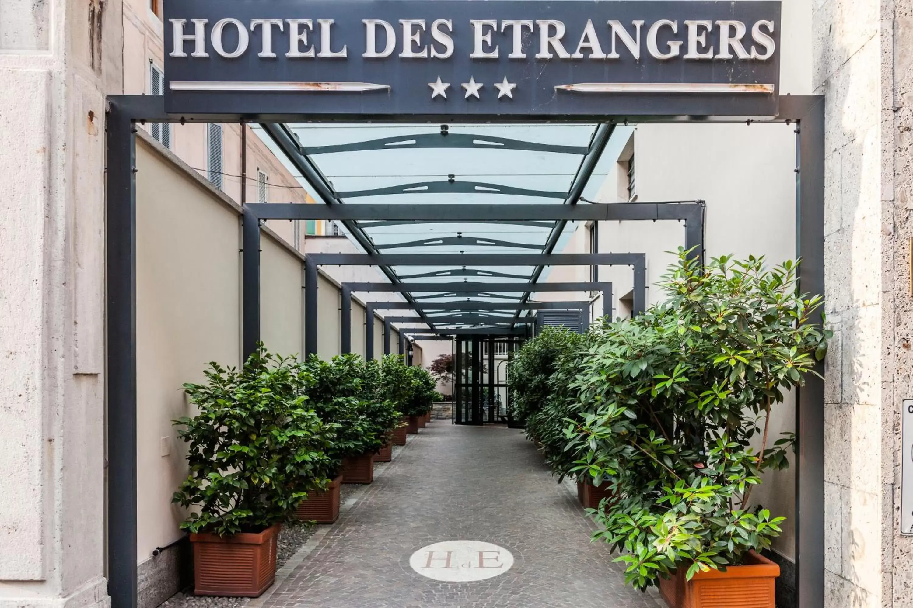 Facade/entrance in Hotel Des Etrangers