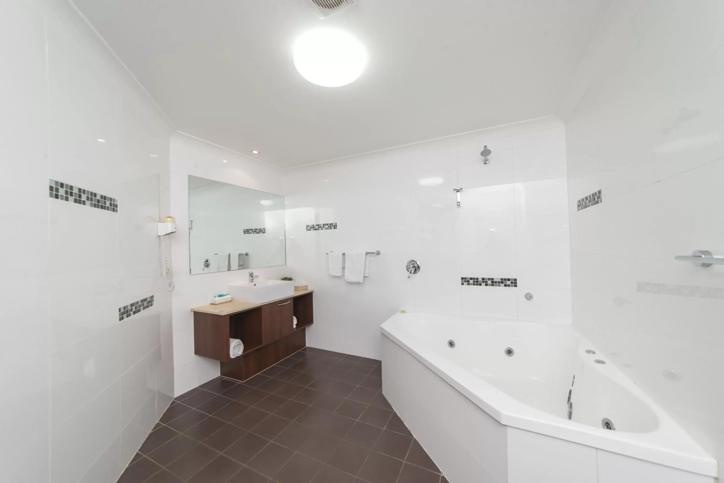Bathroom in Rocky Resort Motor Inn