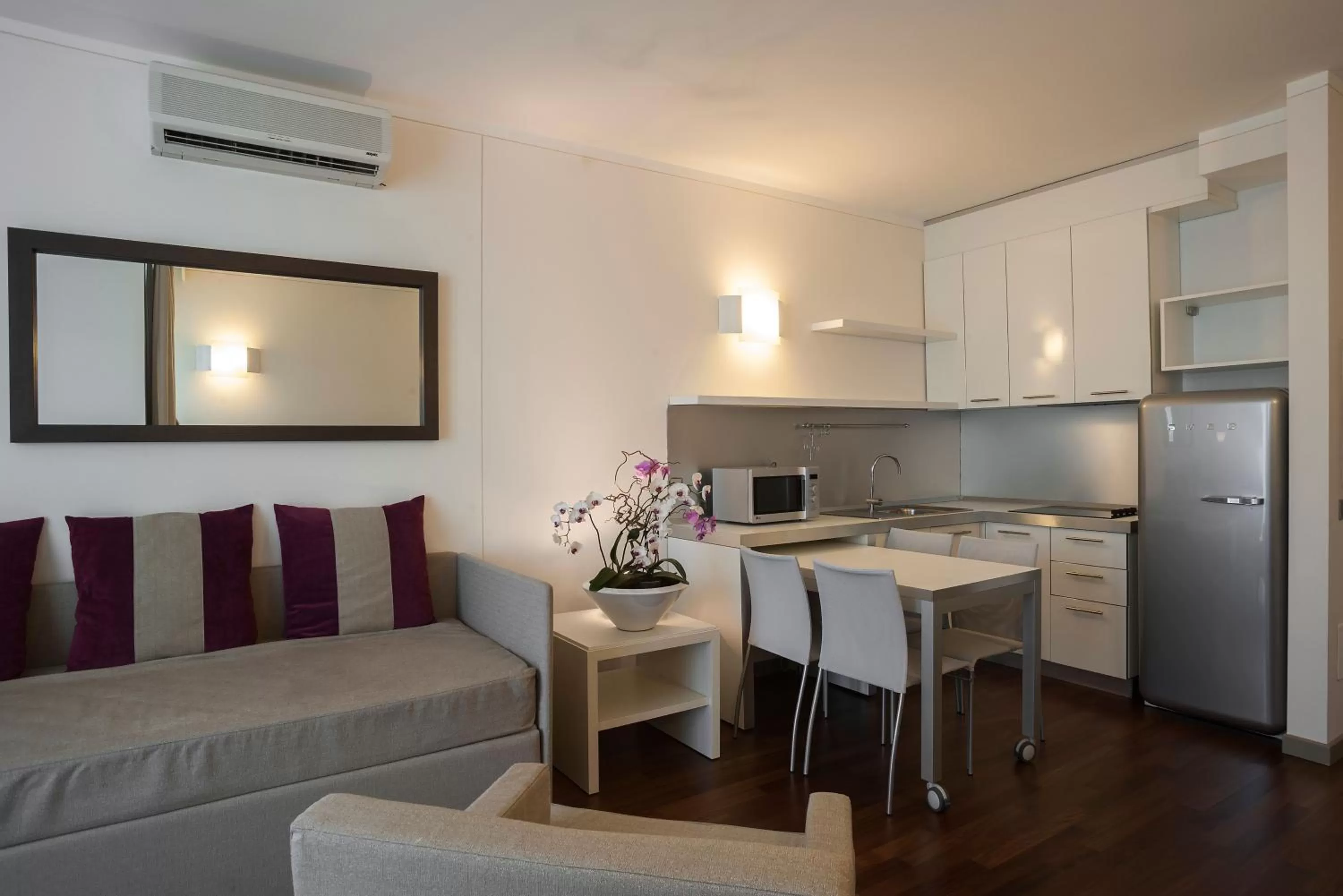 Kitchen or kitchenette in Ramada Plaza by Wyndham Milano