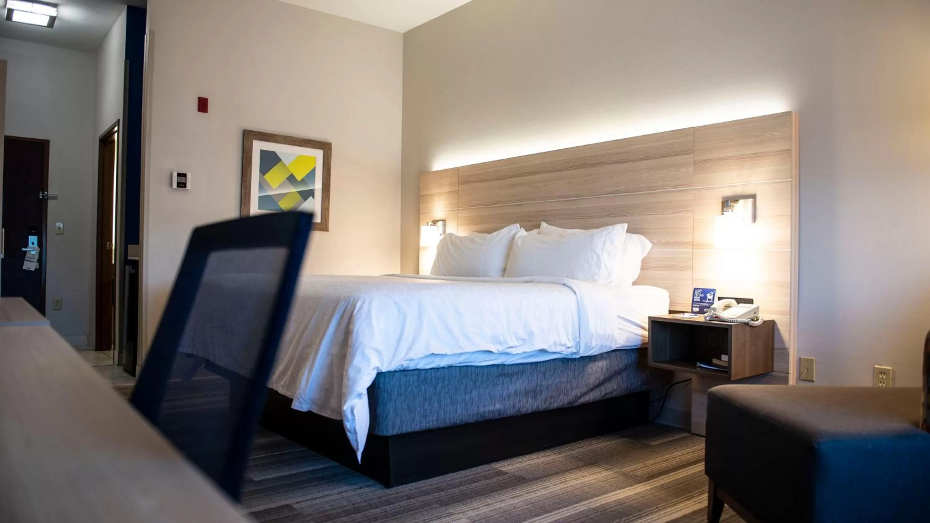 Photo of the whole room, Bed in Holiday Inn Express Hotel & Suites Sedalia by IHG