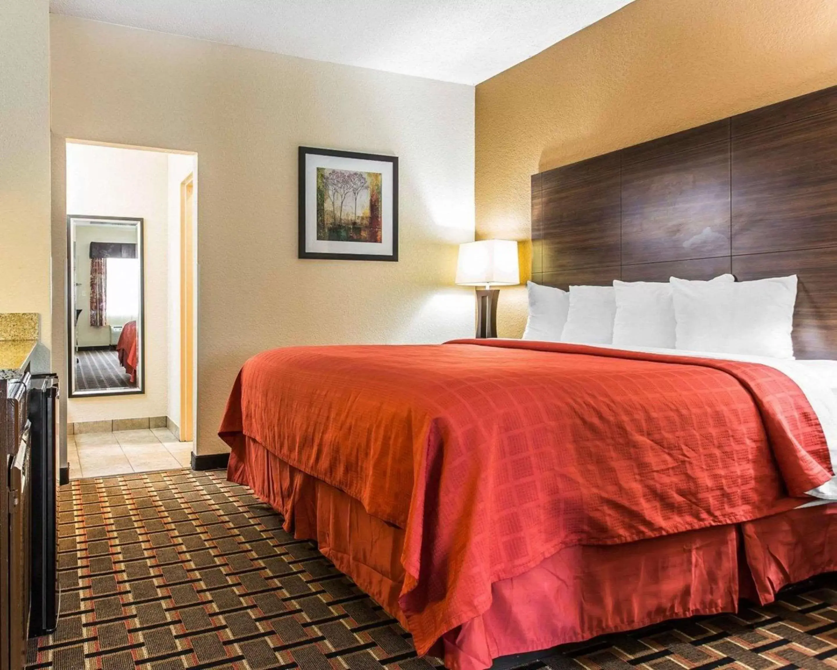 Photo of the whole room, Bed in Quality Suites Convention Center - Hickory