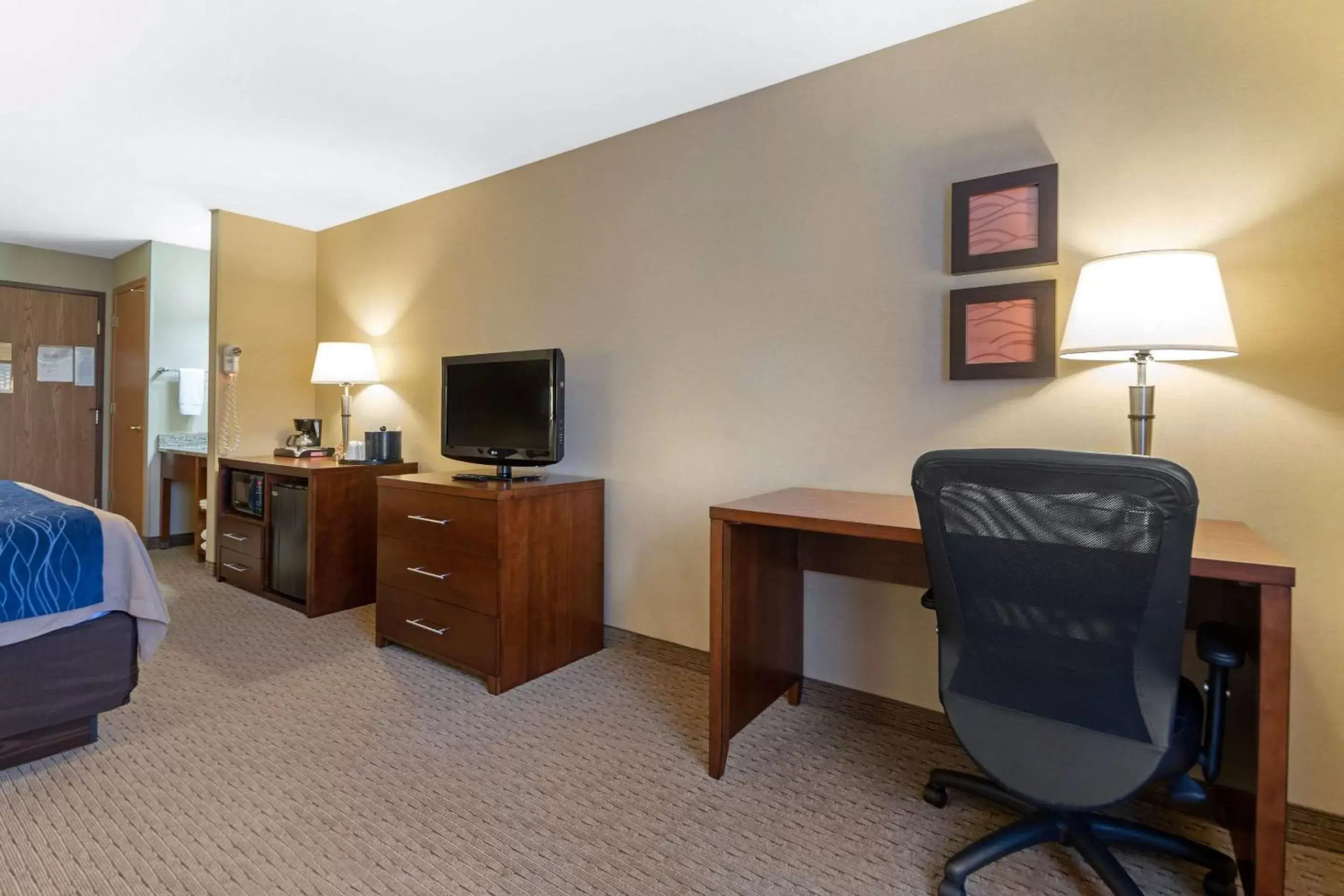 Photo of the whole room, TV/Entertainment Center in Comfort Inn Iron Mountain