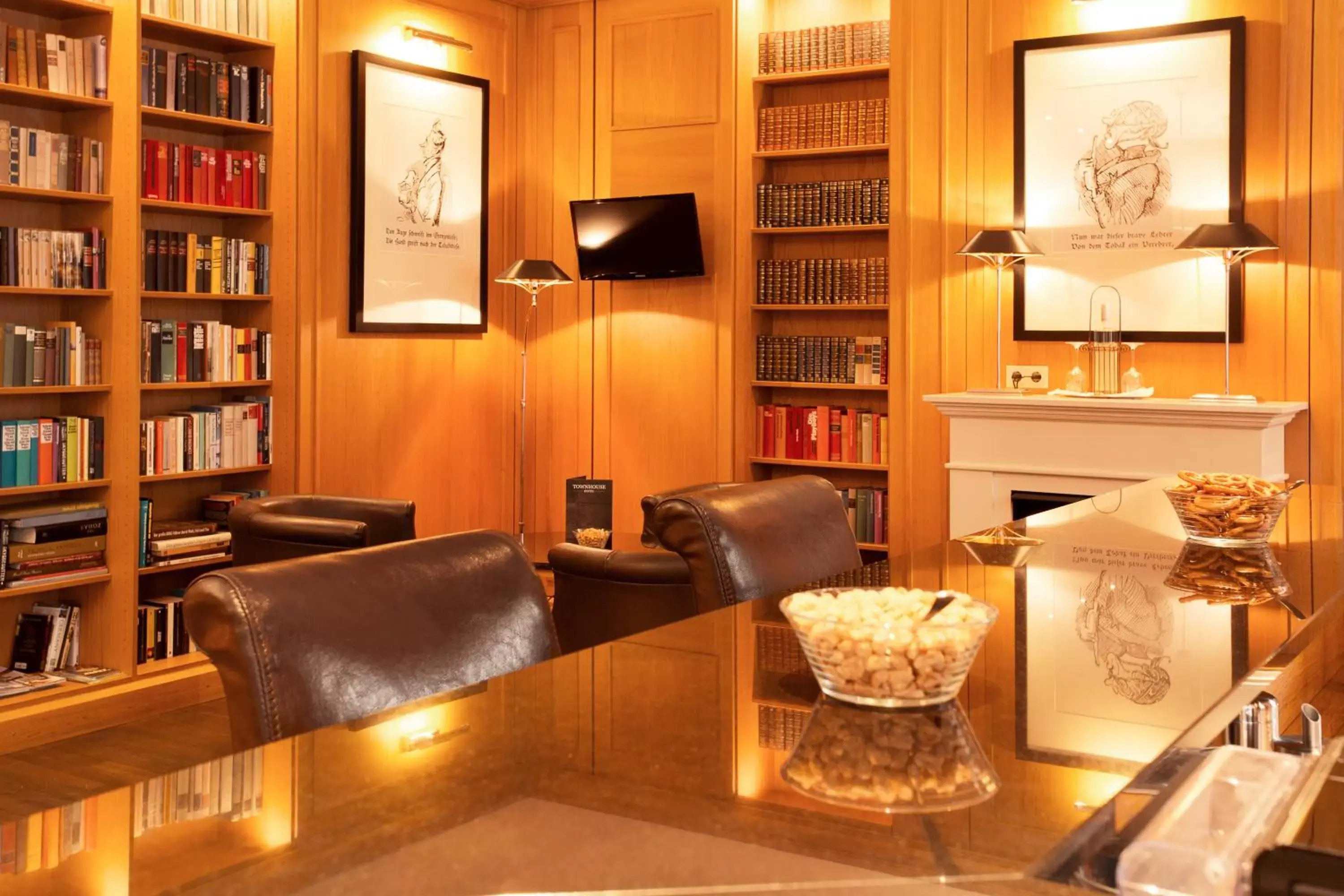 Library in TOWNHOUSE Hotel