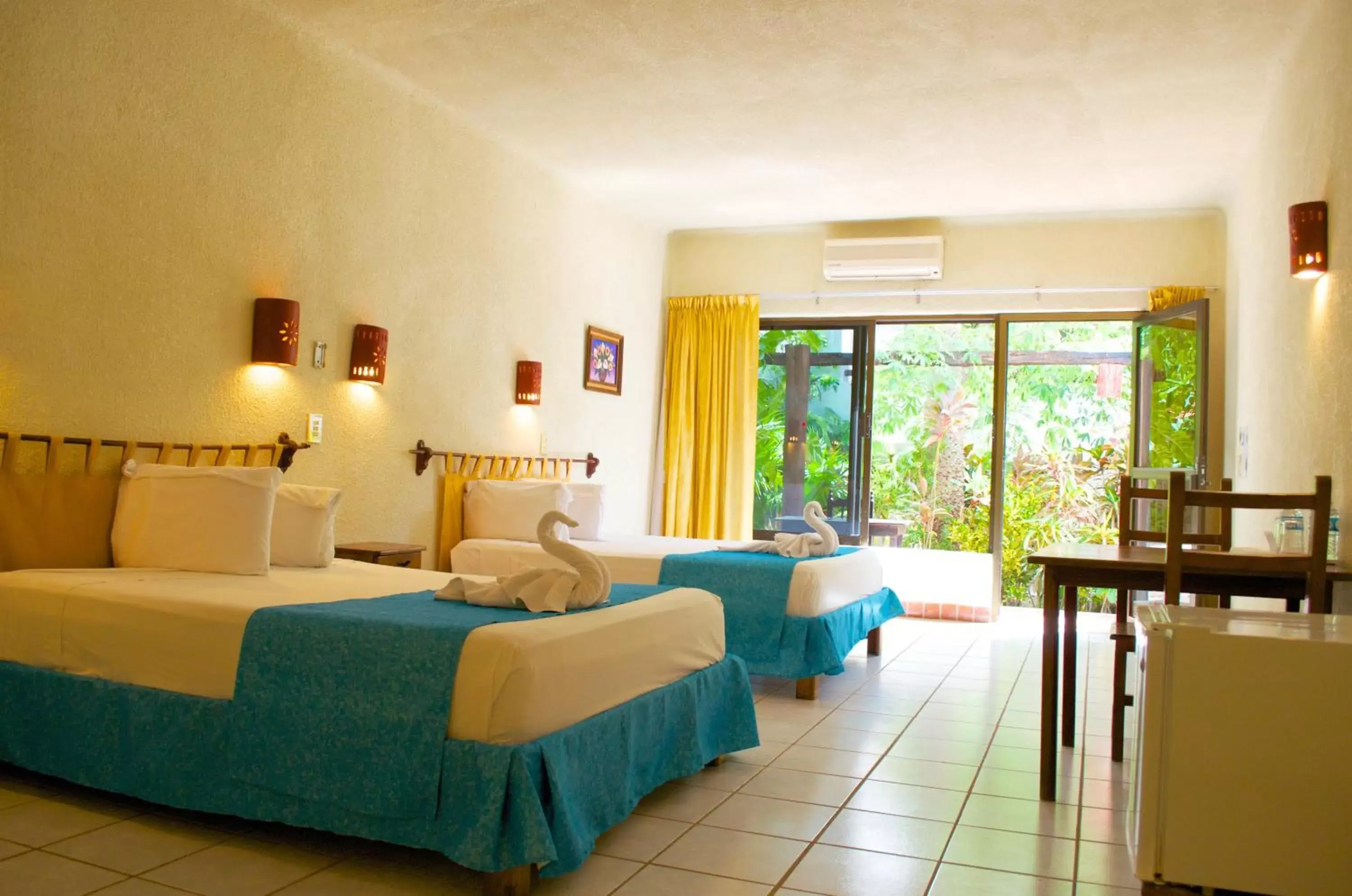 Photo of the whole room, Room Photo in Pelicano Inn Playa del Carmen - Beachfront Hotel