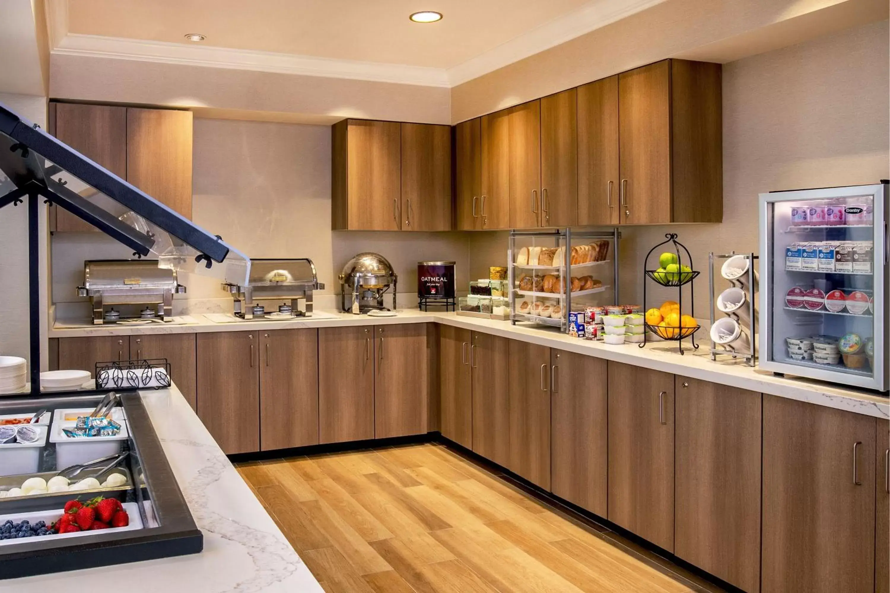 Breakfast, Kitchen/Kitchenette in Residence Inn by Marriott Norfolk Airport