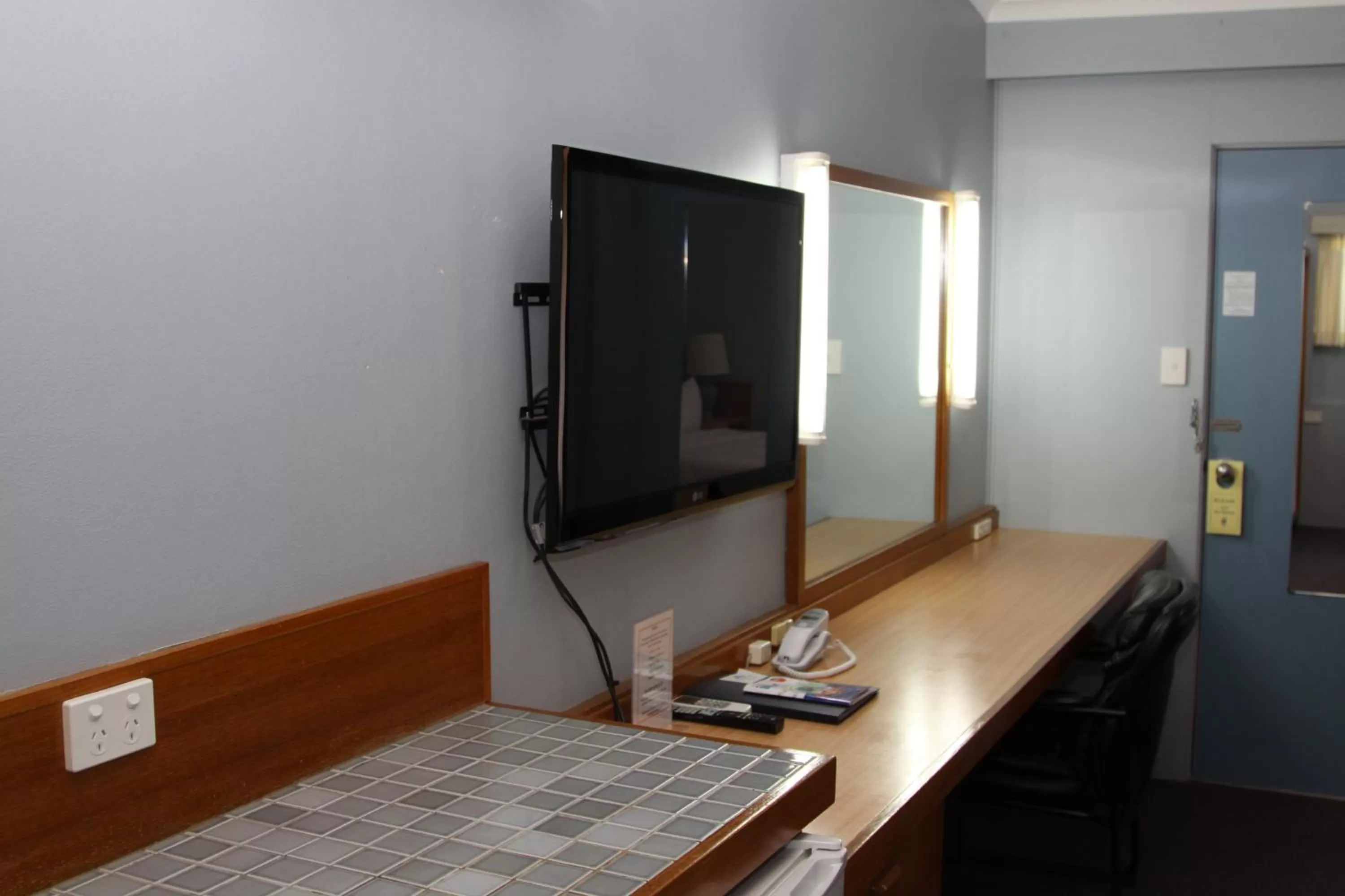 Queen Room with Pool View in Waterview Gosford Motor Inn