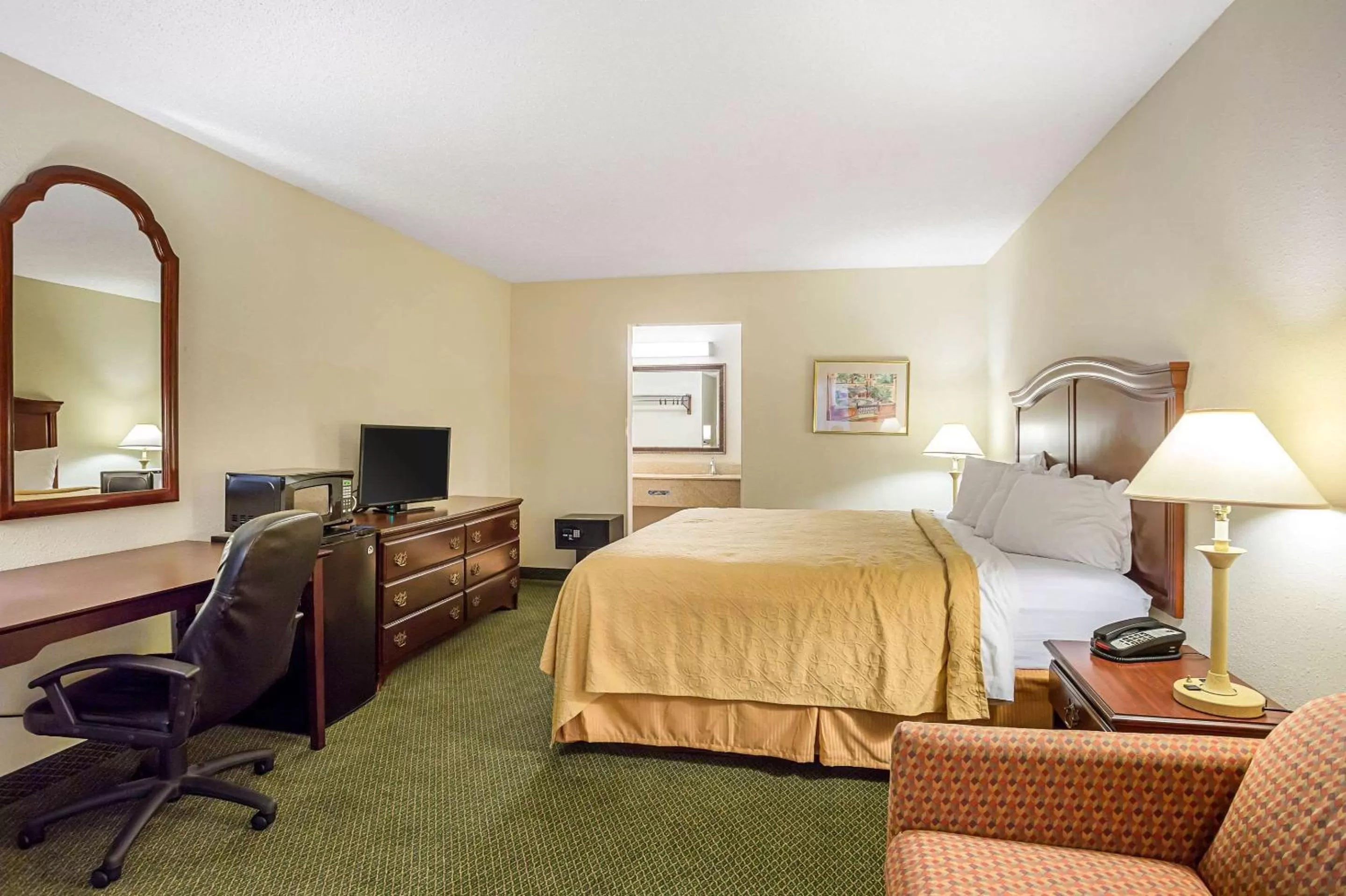 Photo of the whole room, Bed in Quality Inn Heber Springs