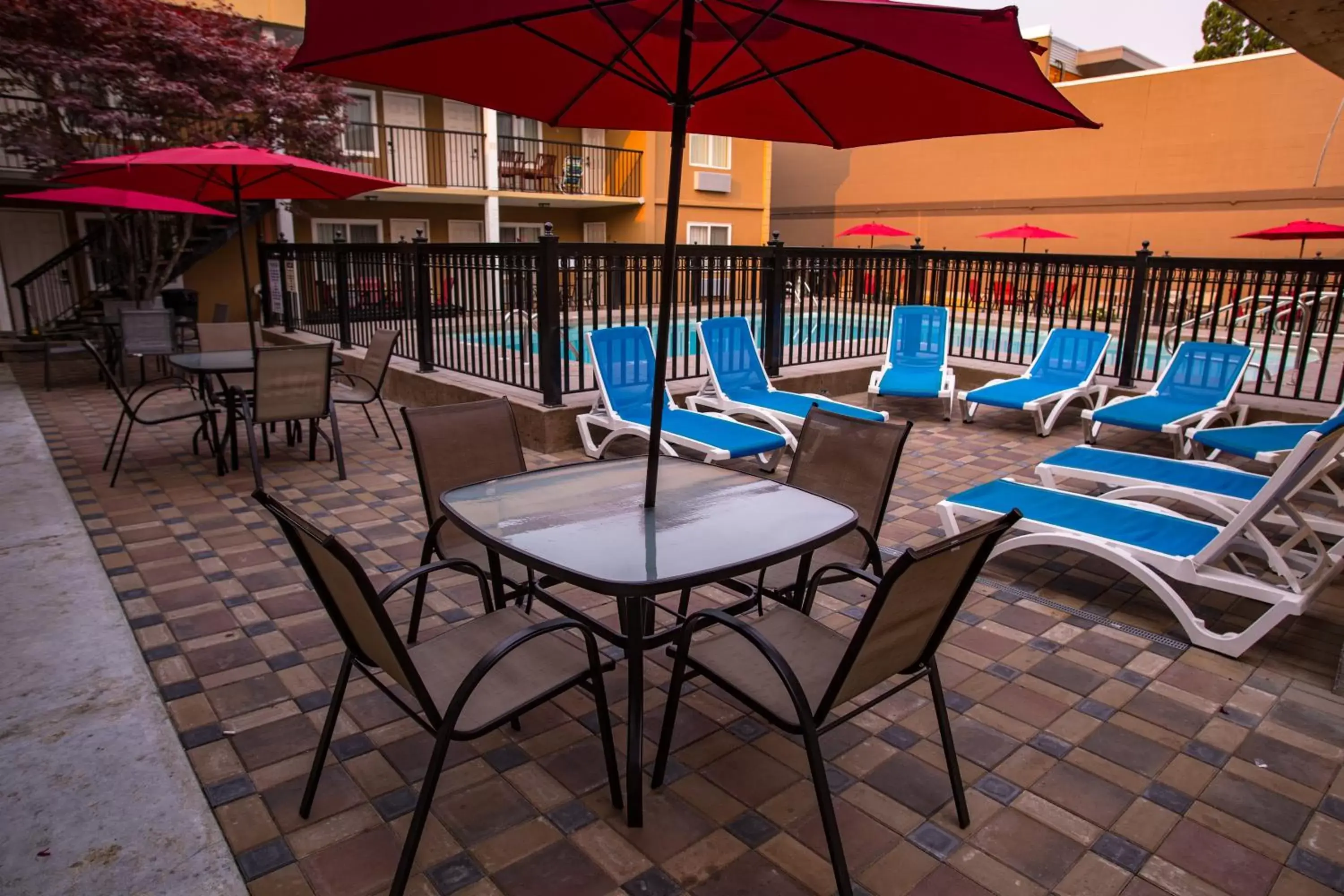 Swimming Pool in Sahara Courtyard Inn Penticton