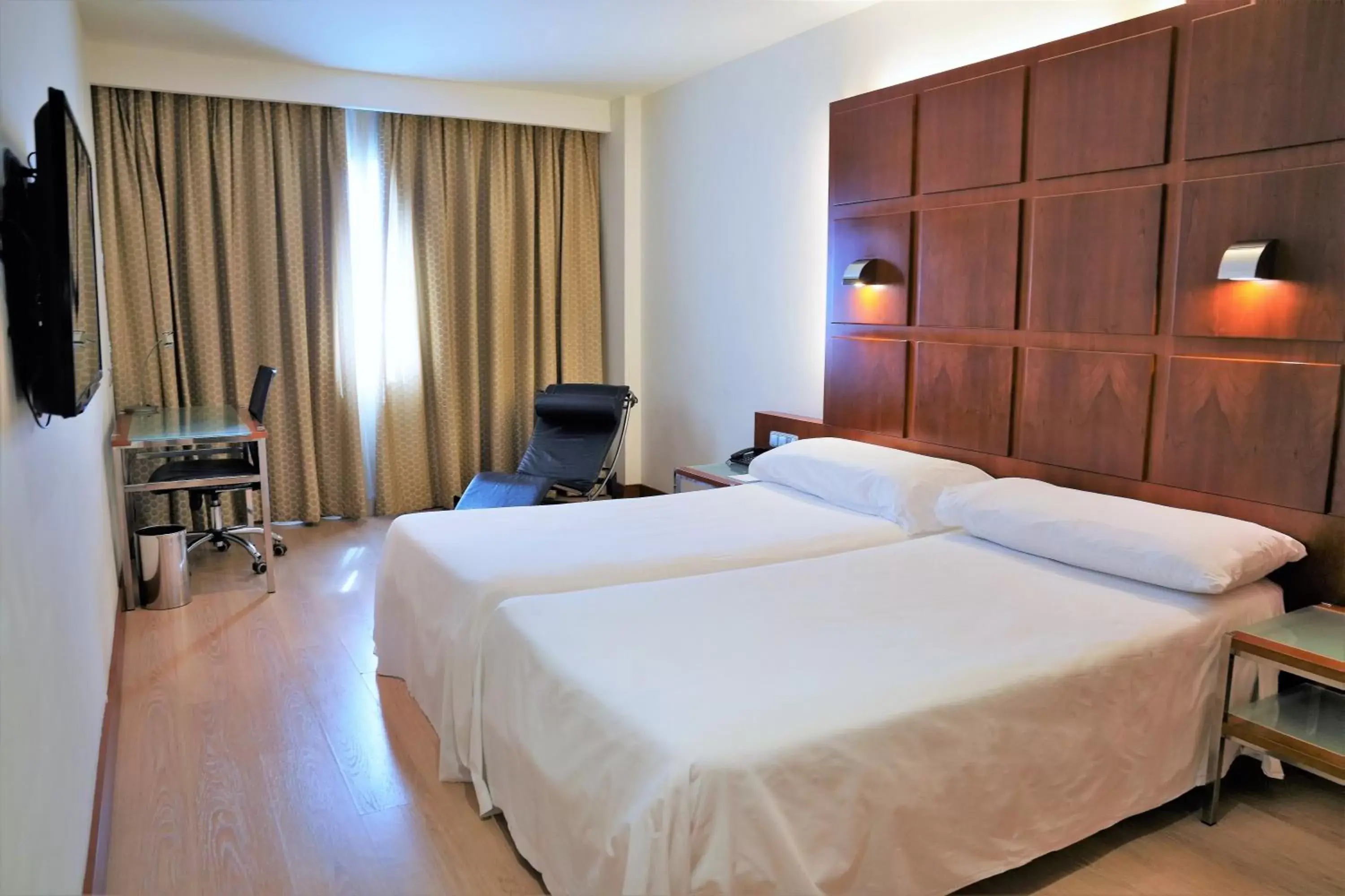 Photo of the whole room, Bed in Port Azafata Valencia