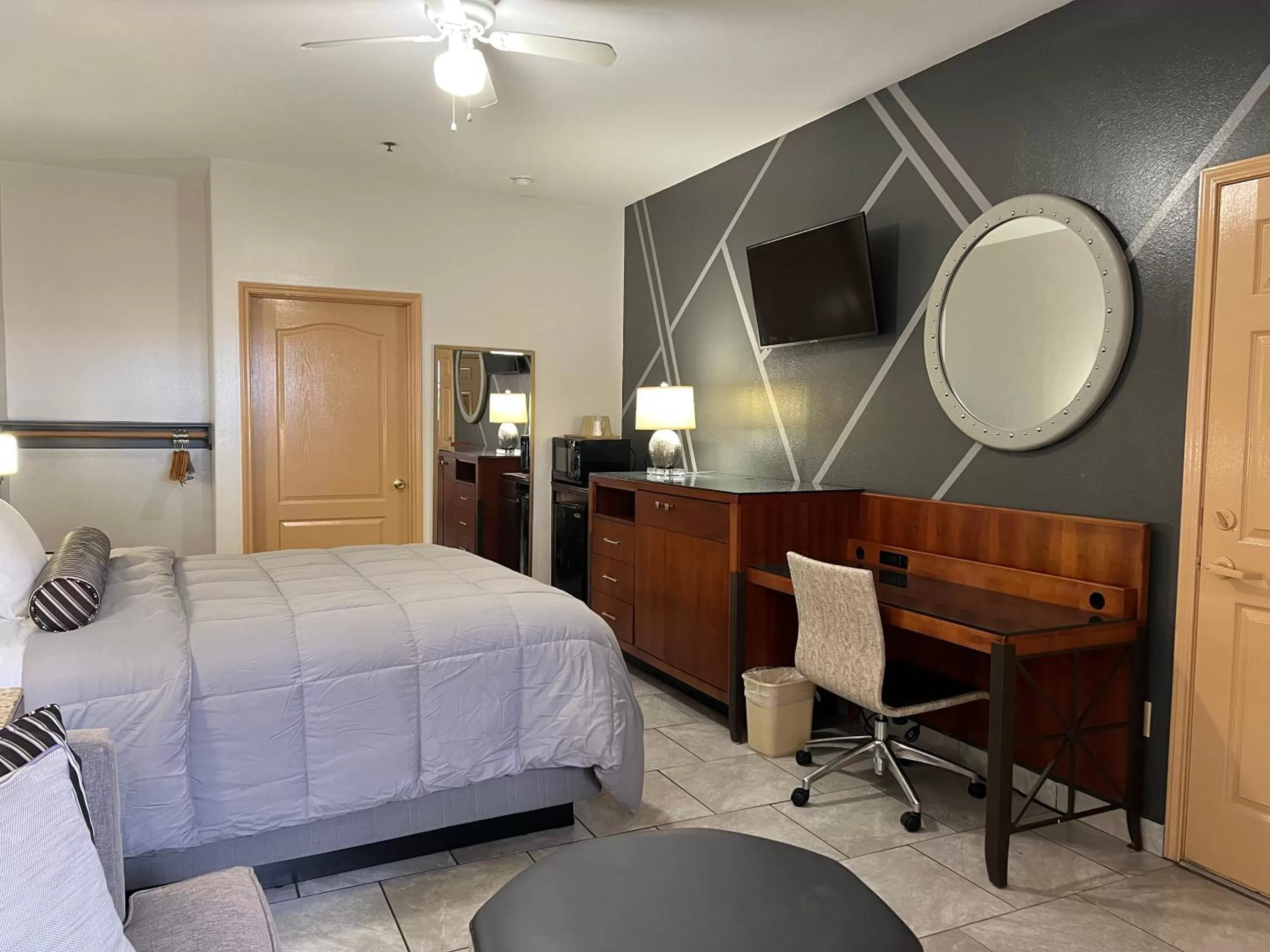 Photo of the whole room, Bed in Casa Rosa Inn