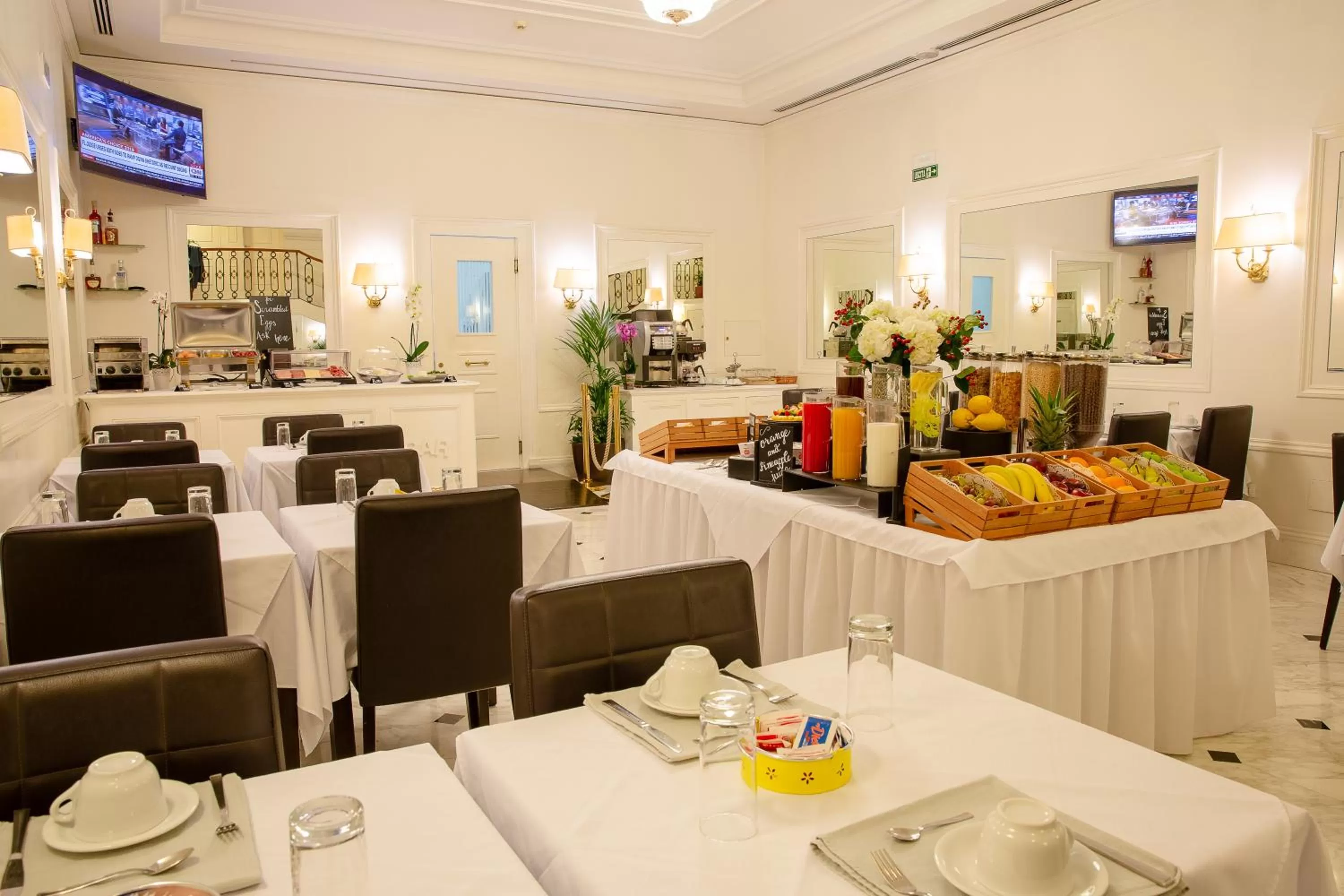 Breakfast in Hotel Modigliani