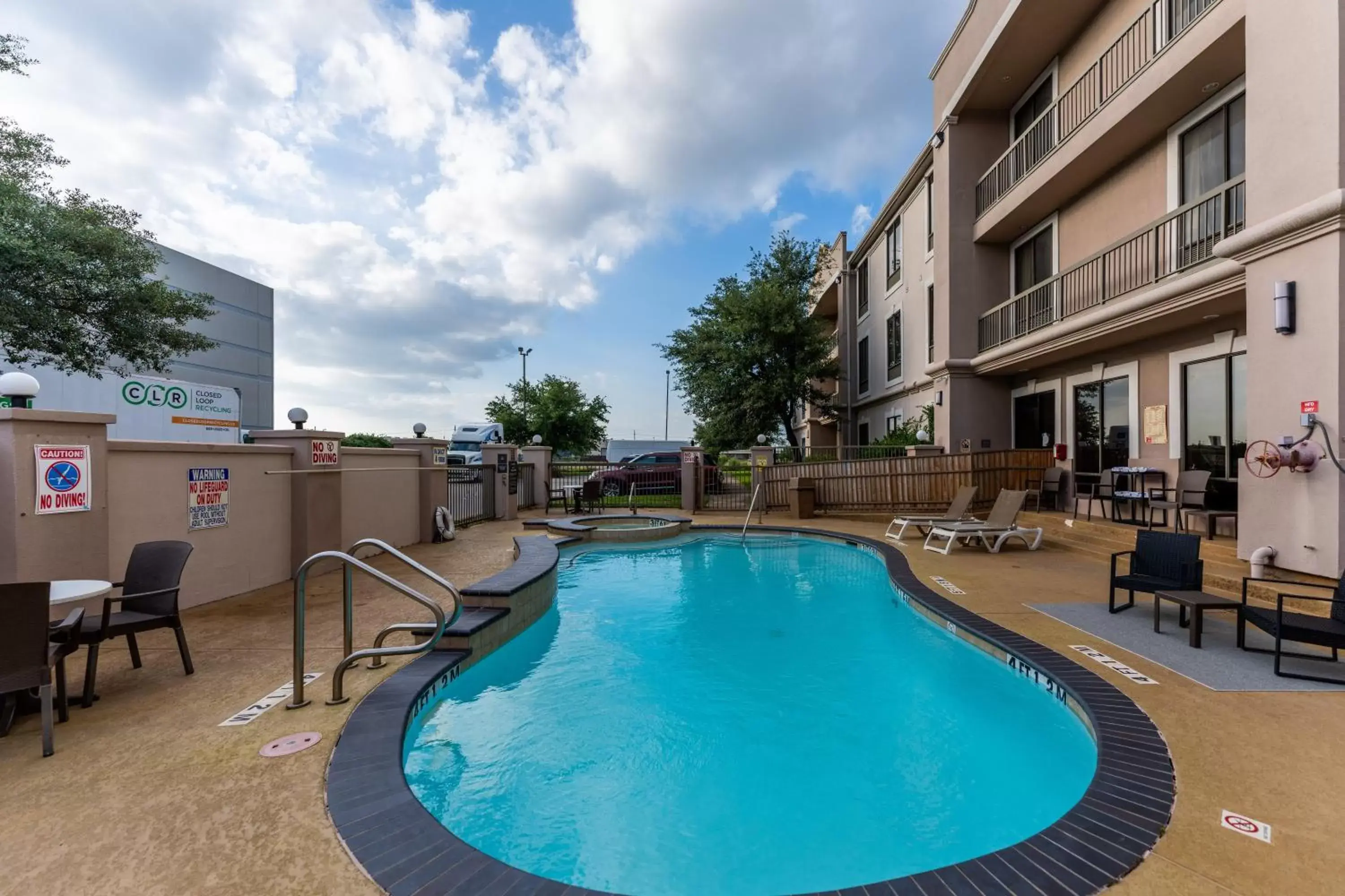 Property building, Swimming Pool in Comfort Suites Houston West At Clay Road