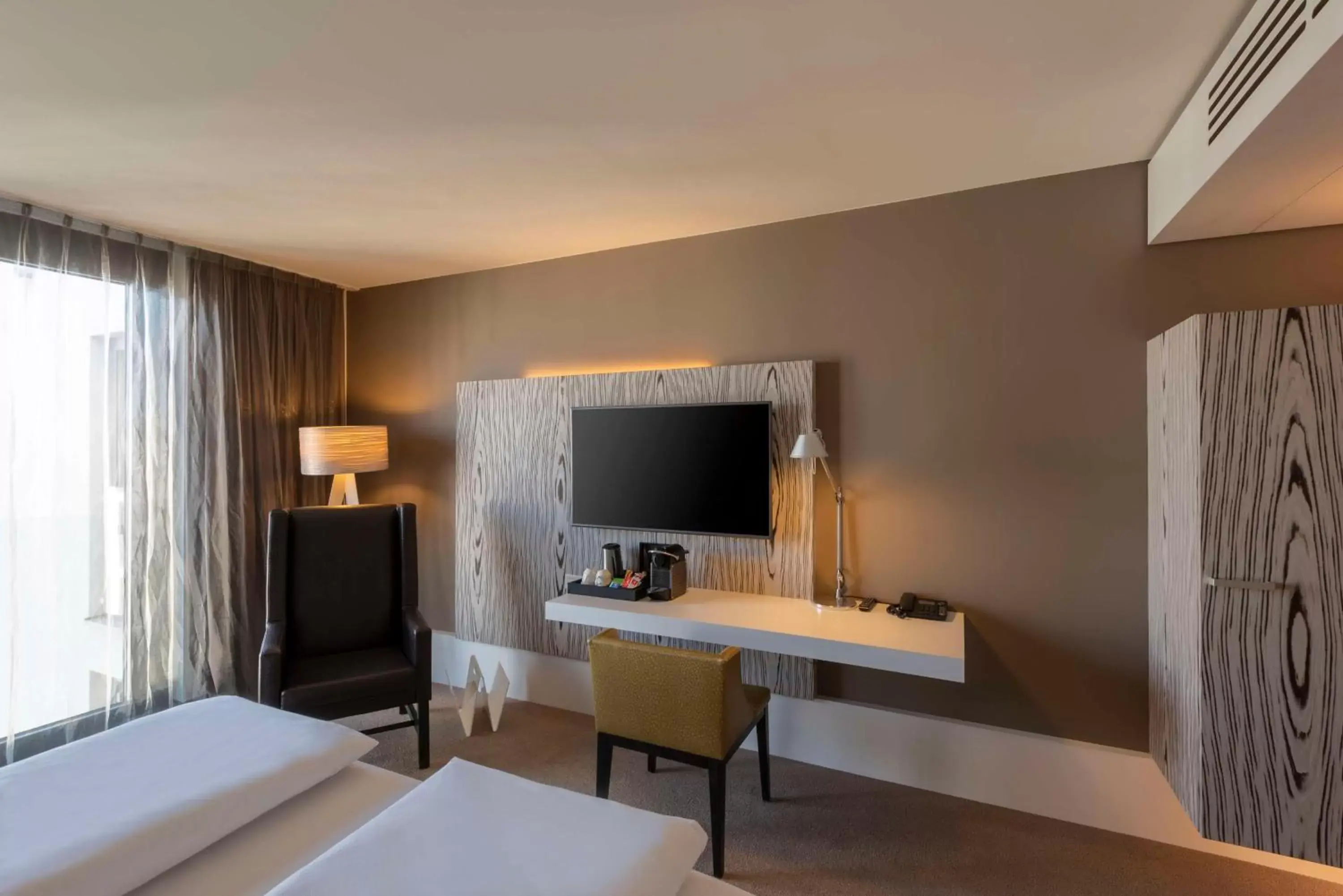 Bedroom, TV/Entertainment Center in Doubletree by Hilton Vienna Schonbrunn