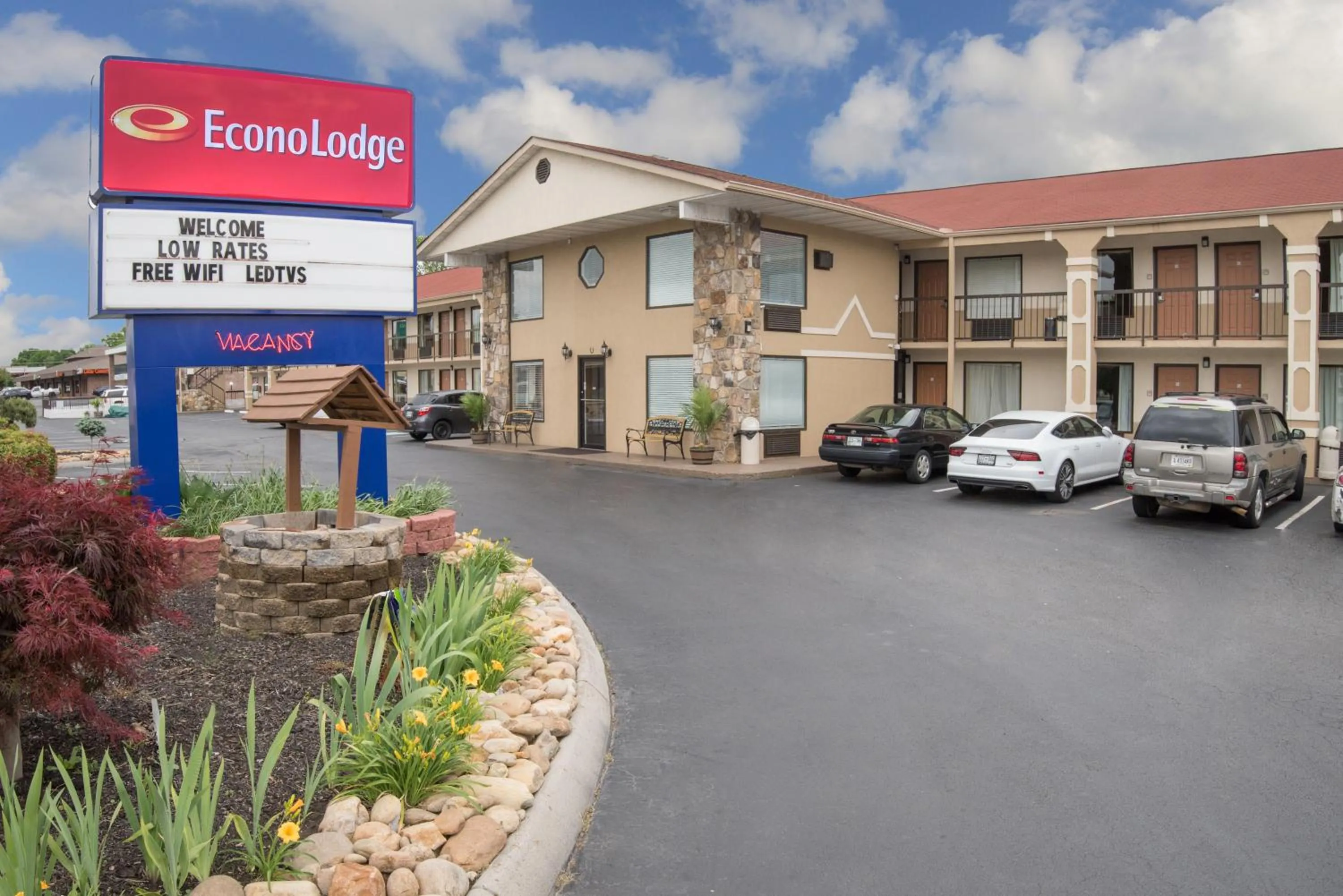 Property building in Econo Lodge Sevierville-Pigeon Forge on the River