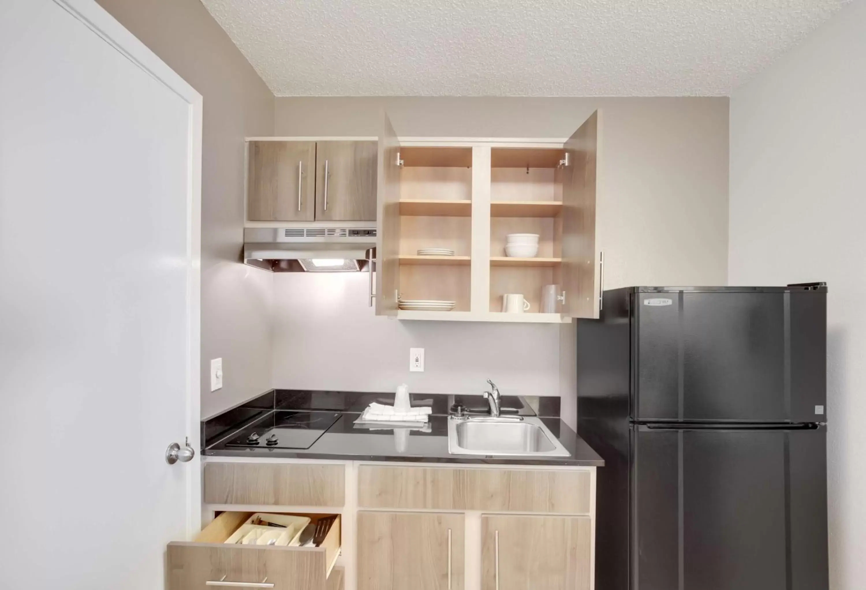 Kitchen or kitchenette, Kitchen/Kitchenette in Studio 6-Stafford, TX - Houston - Sugarland