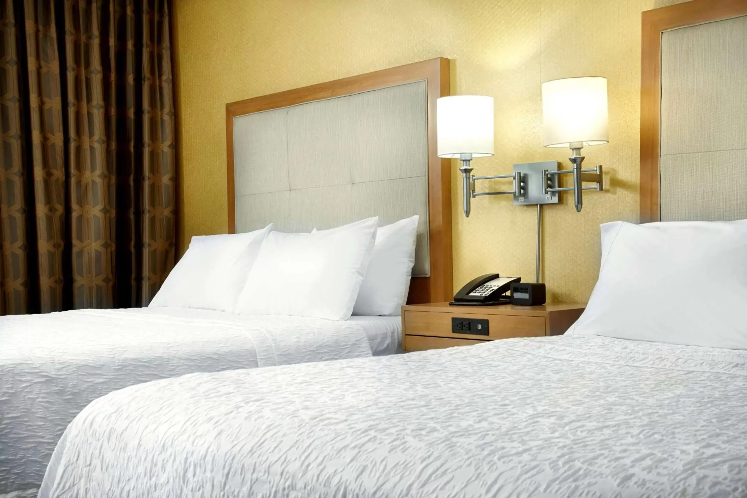 Bed in Hampton Inn & Suites Pittsburgh Airport South/Settlers Ridge