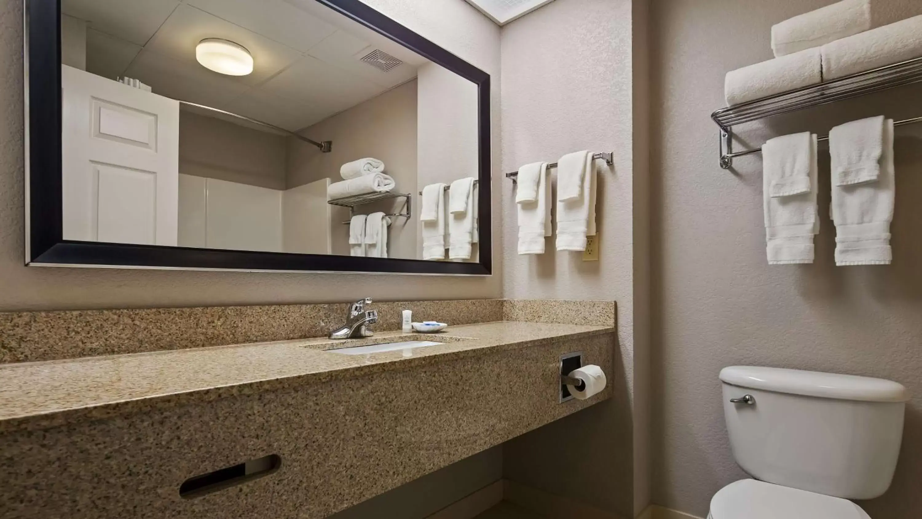 Bathroom in Best Western Lake Cumberland Inn