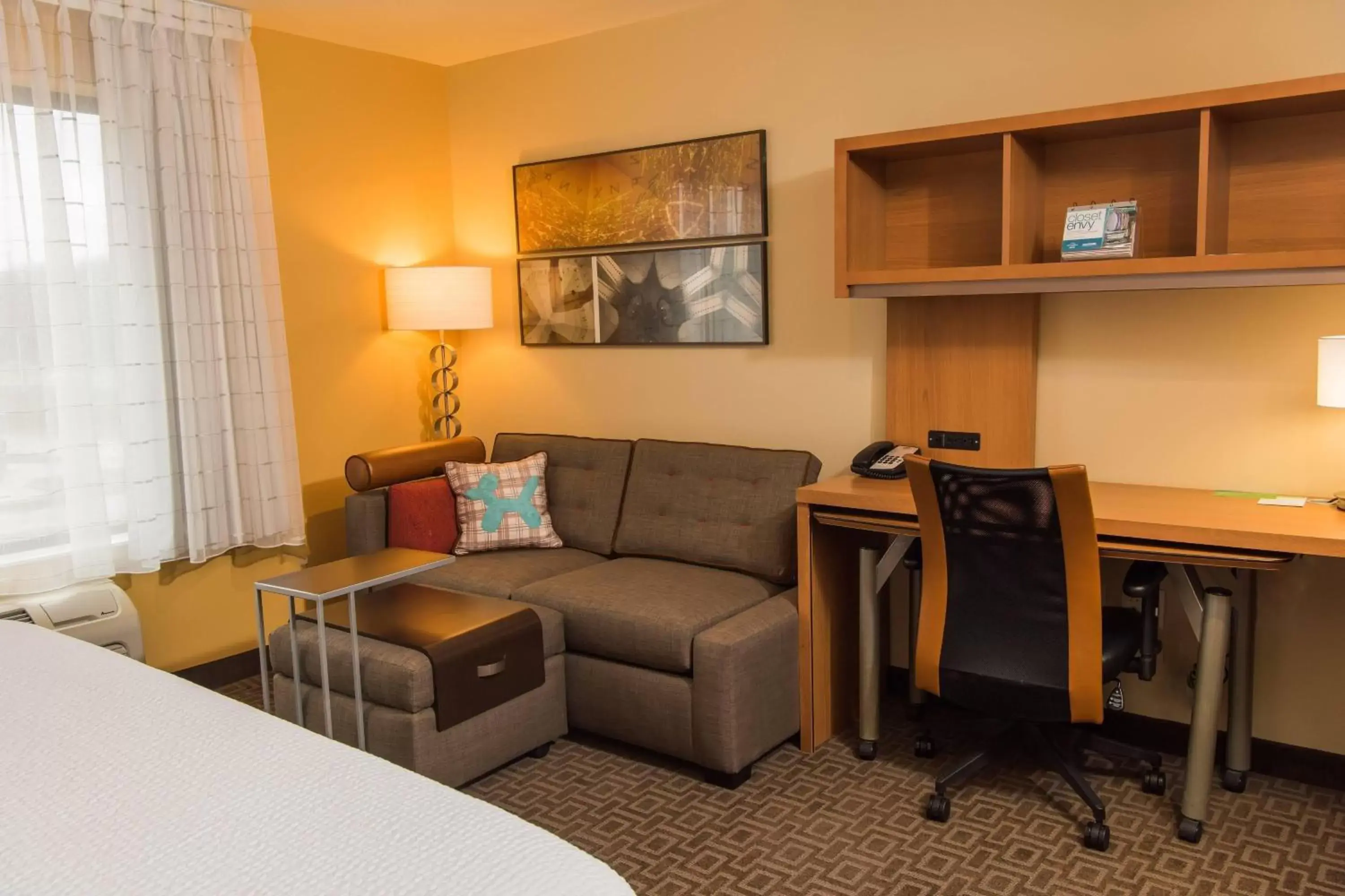 Living room, Seating Area in TownePlace Suites by Marriott Erie