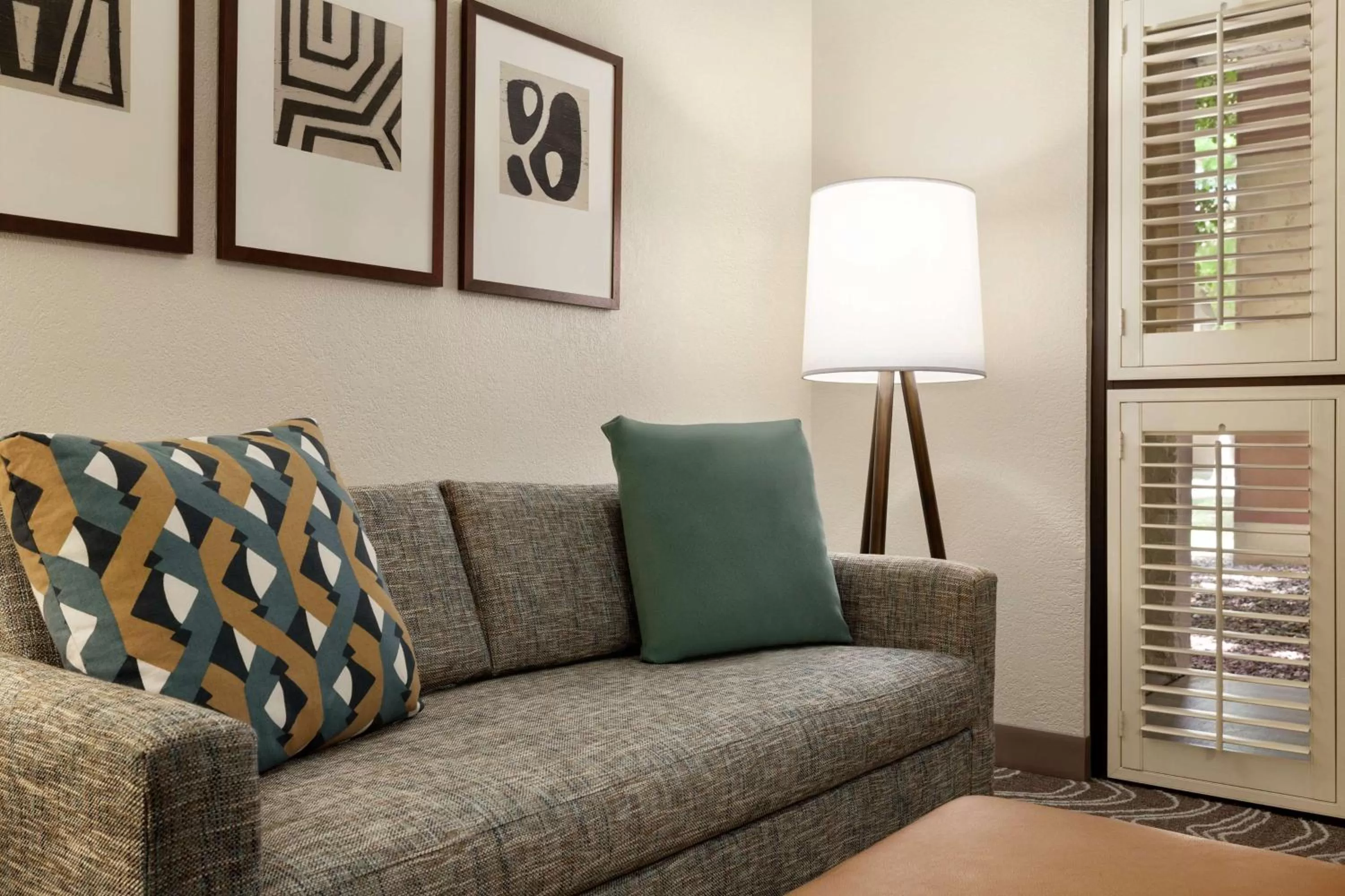 Living room in Embassy Suites by Hilton Phoenix Tempe