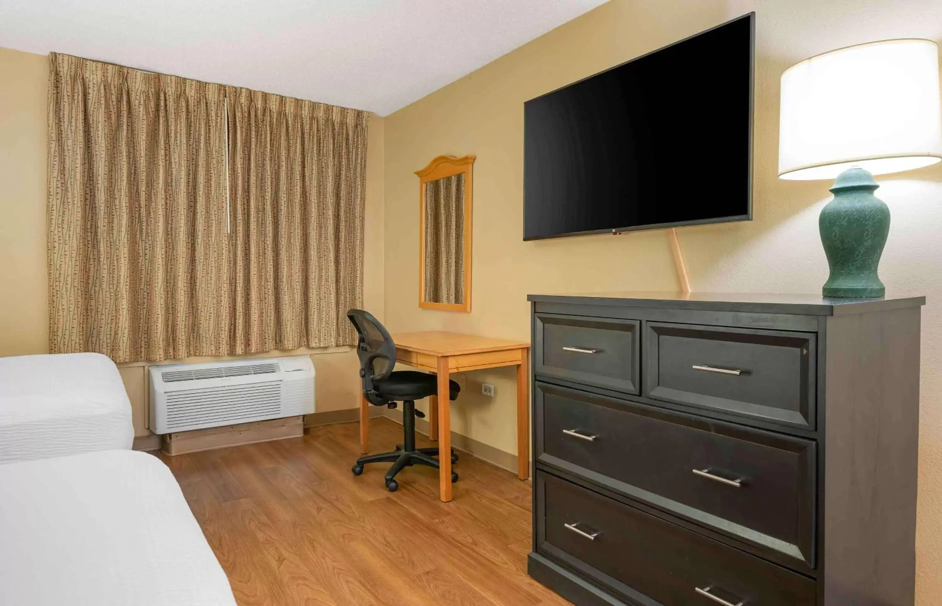 Bedroom, TV/Entertainment Center in Extended Stay America Suites - Chicago - Schaumburg - Convention Center