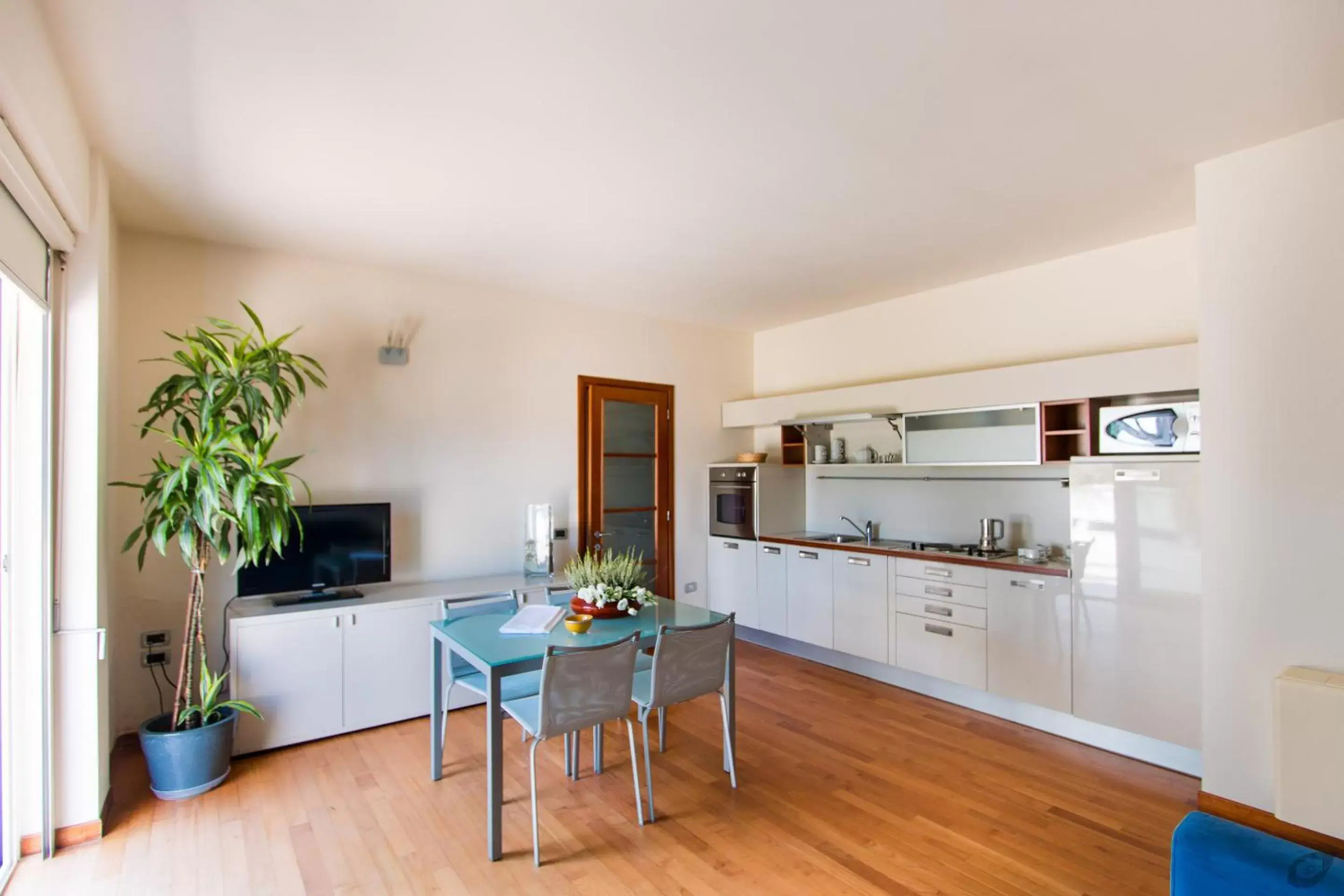 Dining area, Kitchen/Kitchenette in Verdeluna ApartHotel