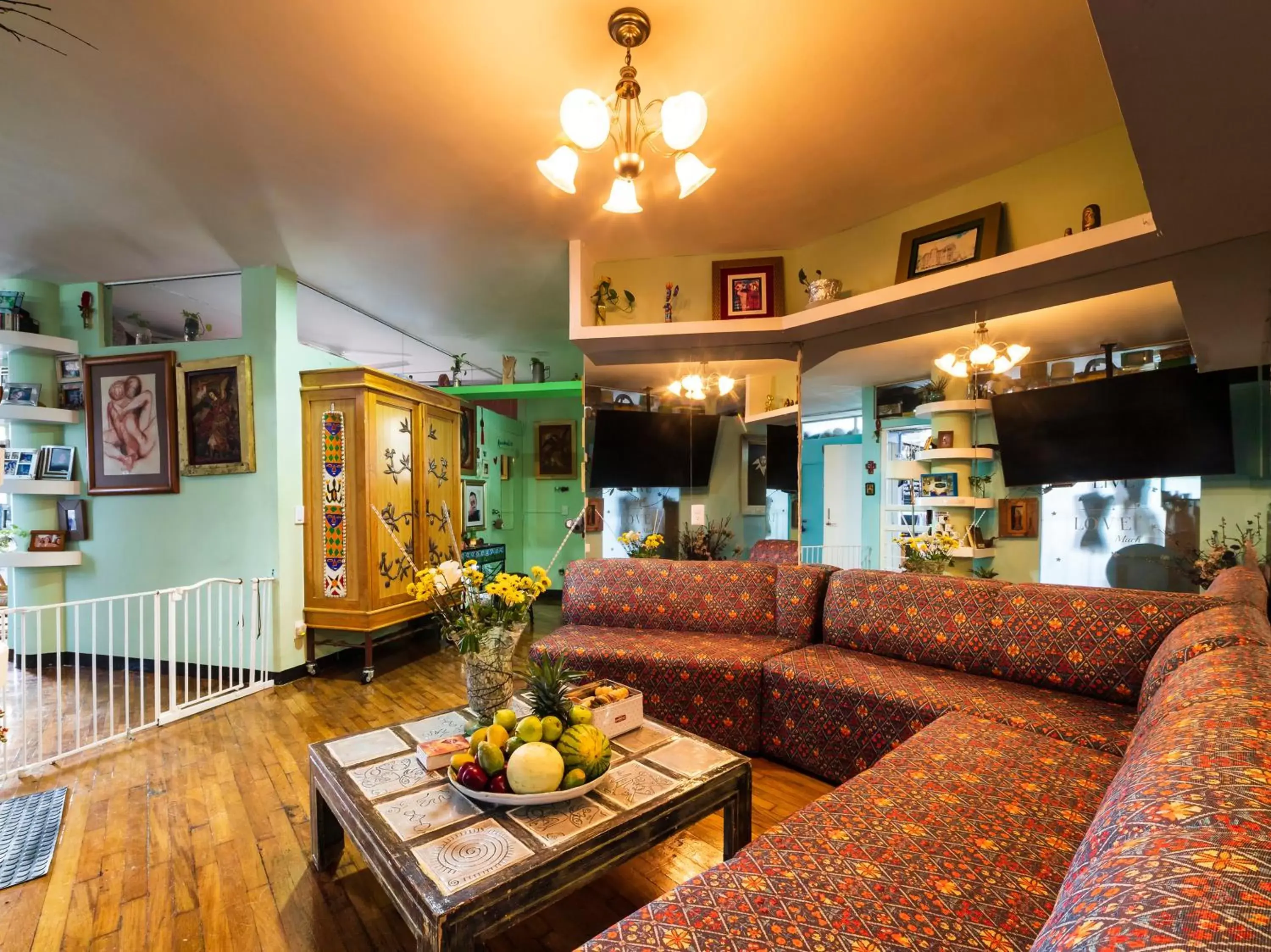 Communal lounge/ TV room in Casa ITZAE B&B- Lincoln Park
